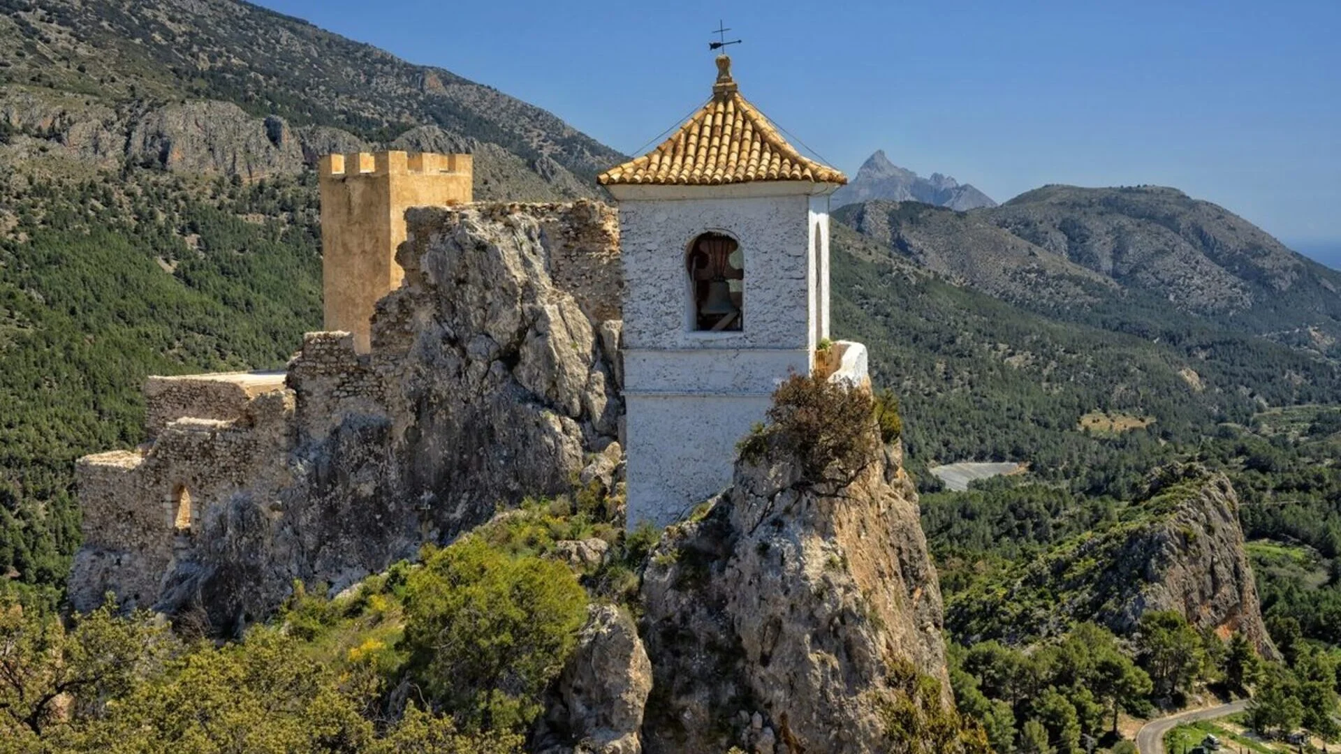 Castillo de San José y torre campanario en Guadalest, Alicante