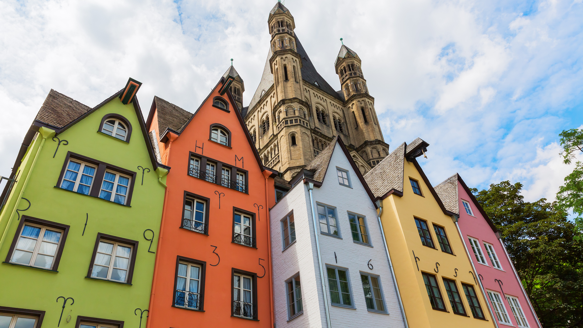 Casas de colores en el casco antiguo de Colonia con la iglesia Gran San Martín.
