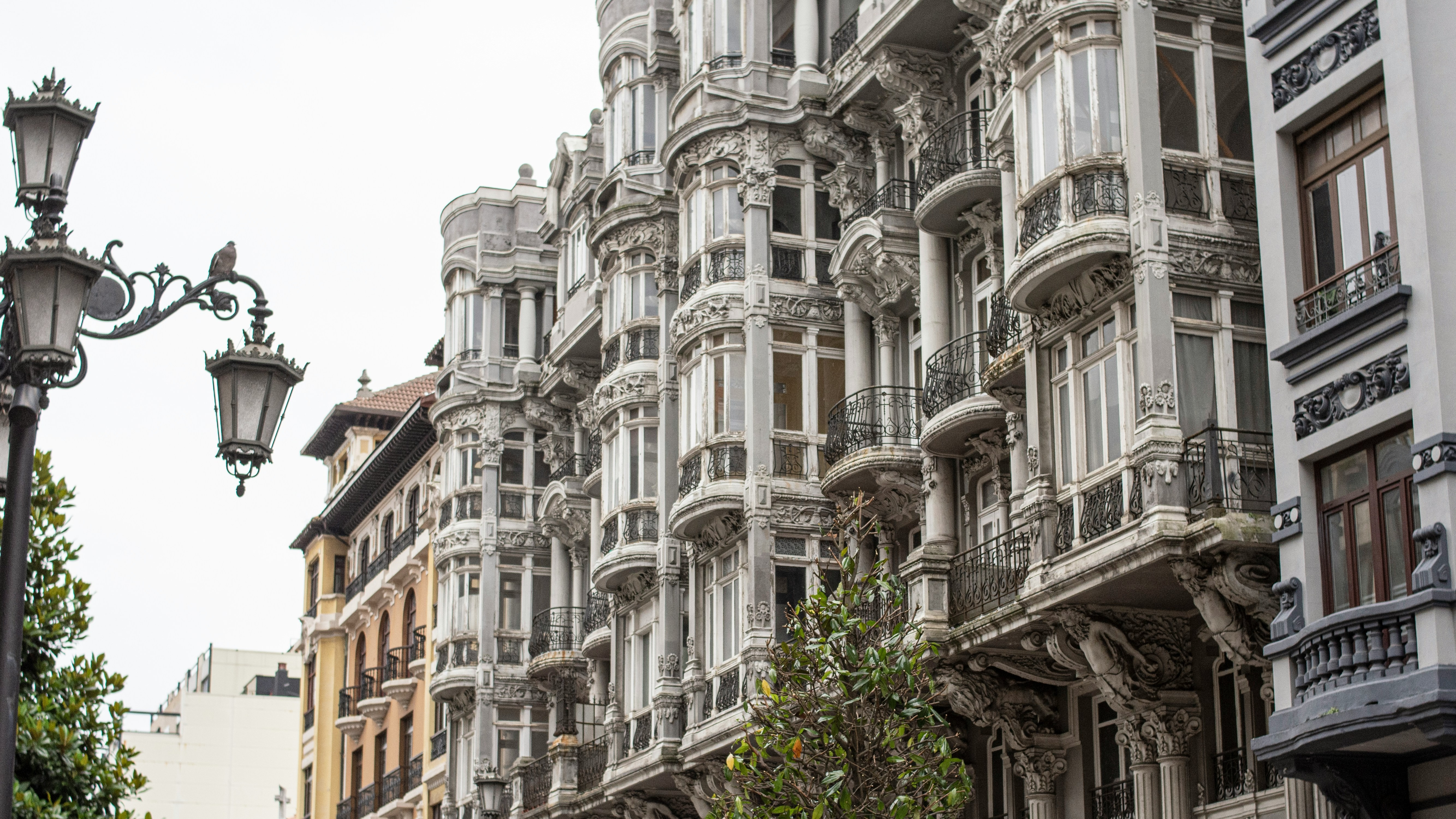 Fachadas modernistas con balcones y detalles ornamentales en el centro de Oviedo, una de las zonas más emblemáticas de la ciudad.