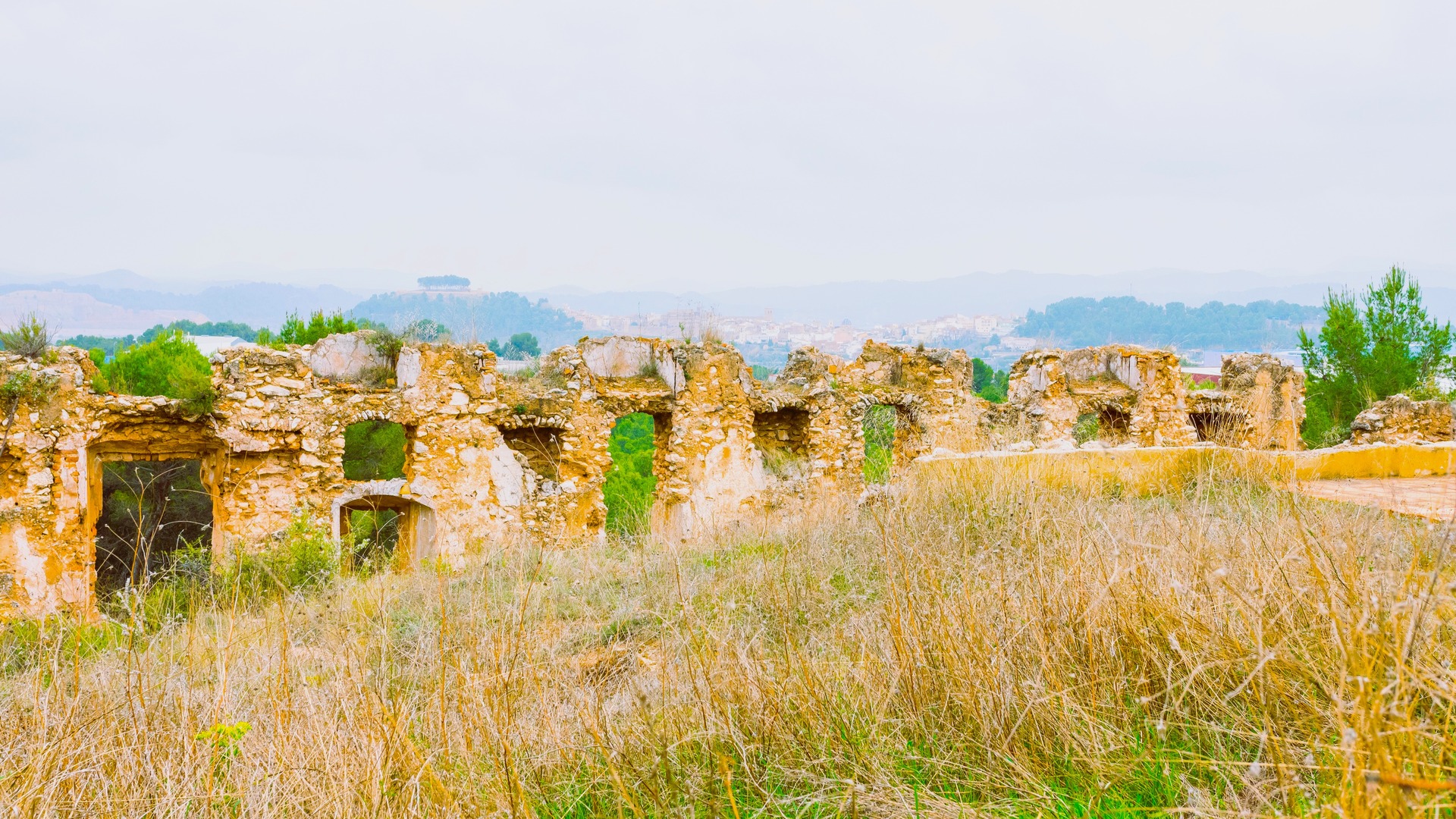 Ruinas históricas en Segorbe, Valencia, entre naturaleza y restos de piedra