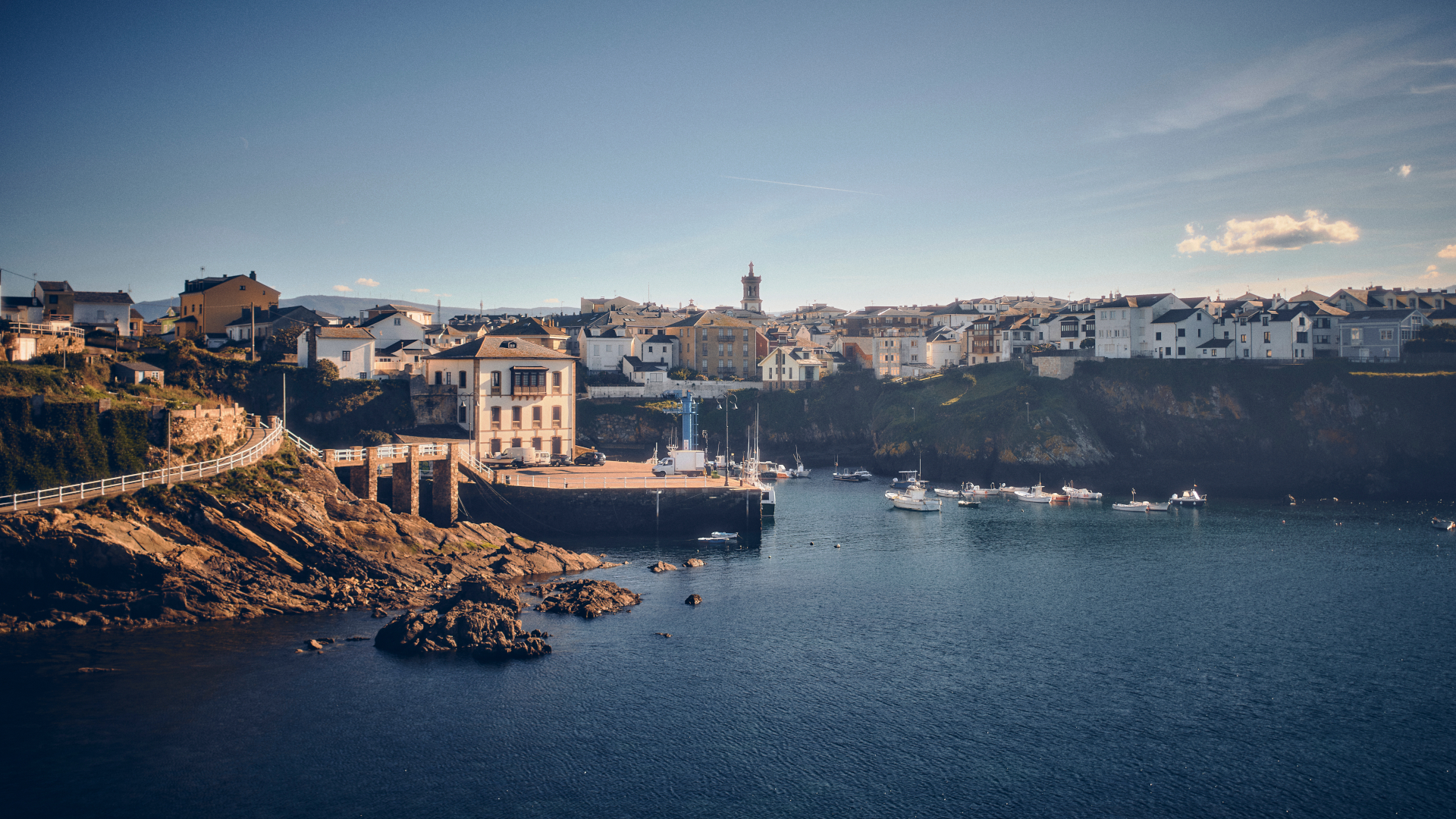 Vista panorámica del puerto y el casco urbano de Tapia de Casariego, con barcos amarrados y acantilados del occidente asturiano.