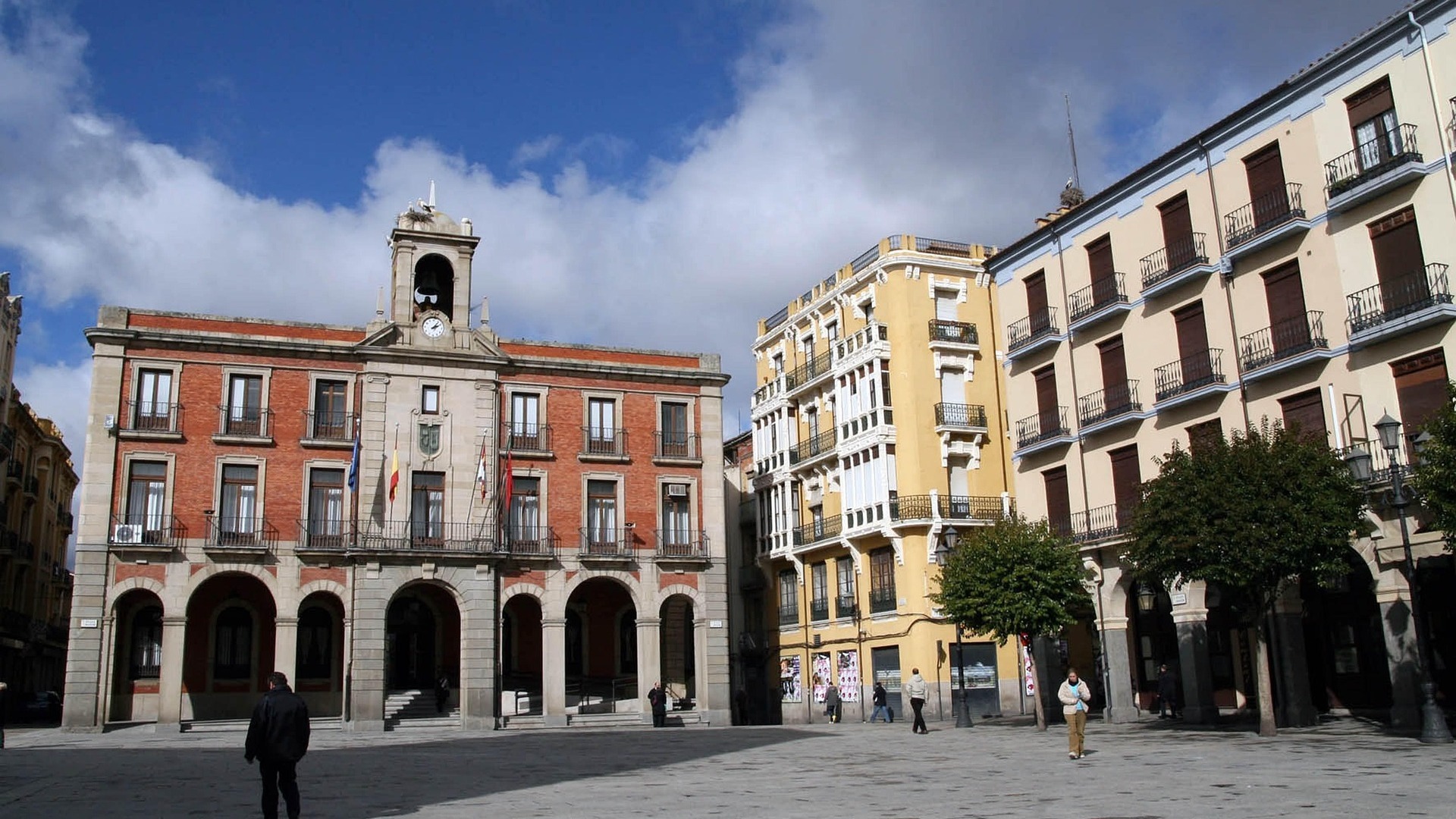 Plaza Mayor de Zamora, España, con el antiguo Ayuntamiento (rojo) y edificios residenciales amarillos.