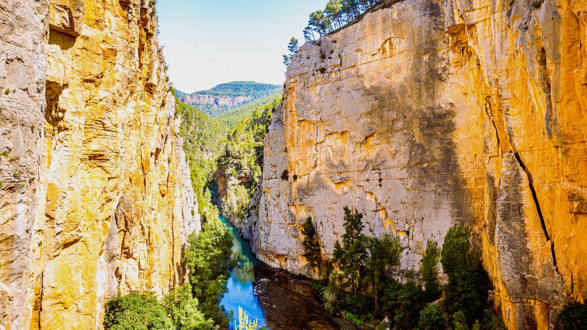 Cañón del río Mijares en Montanejos, aguas turquesas entre paredes rocosas