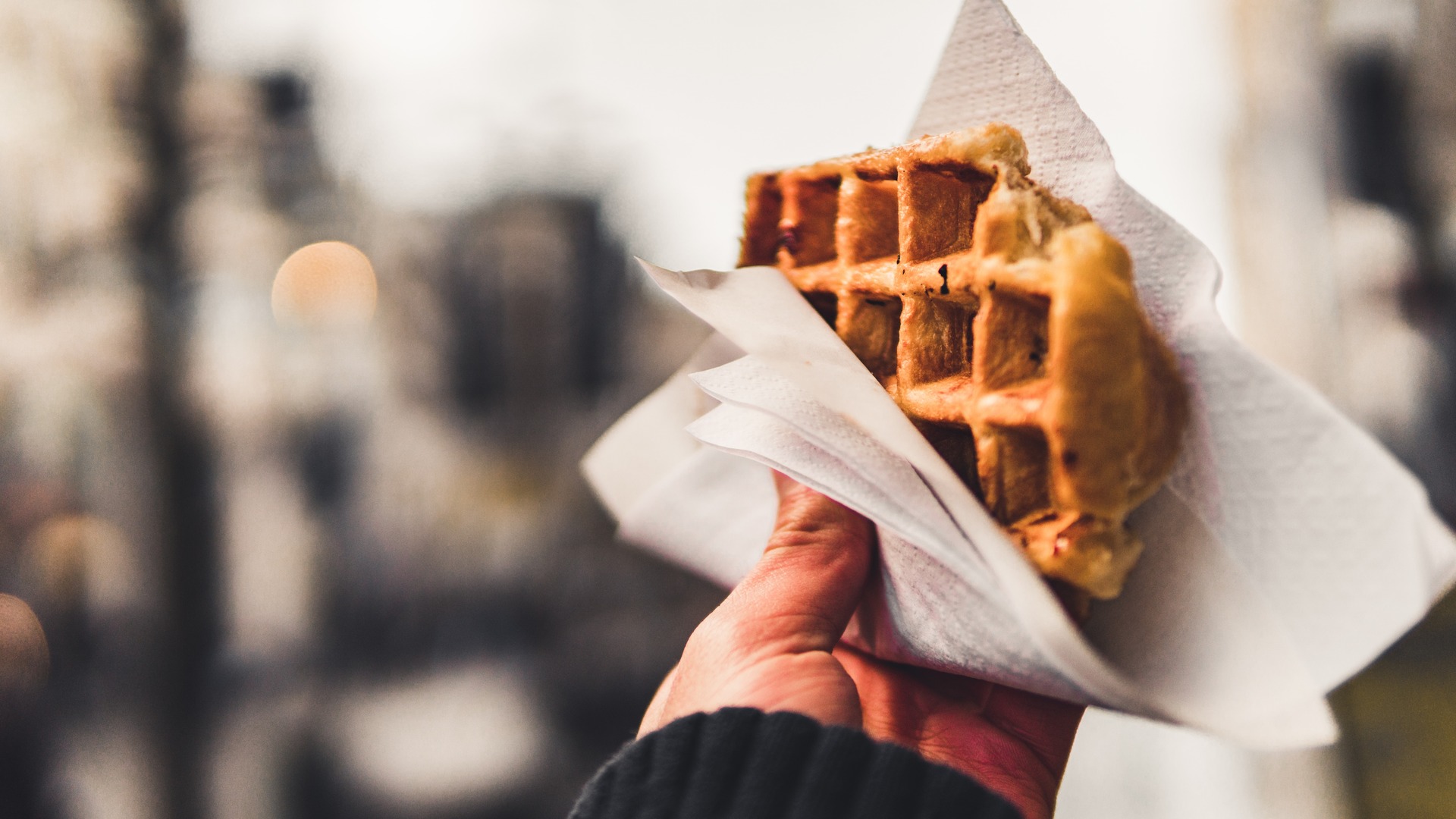 Gofre recién hecho en Amberes, Bélgica, sostenido con servilleta