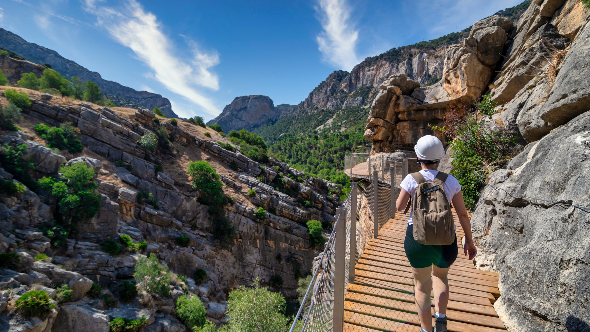 Senderista recorriendo las pasarelas de madera del Caminito del Rey, Málaga