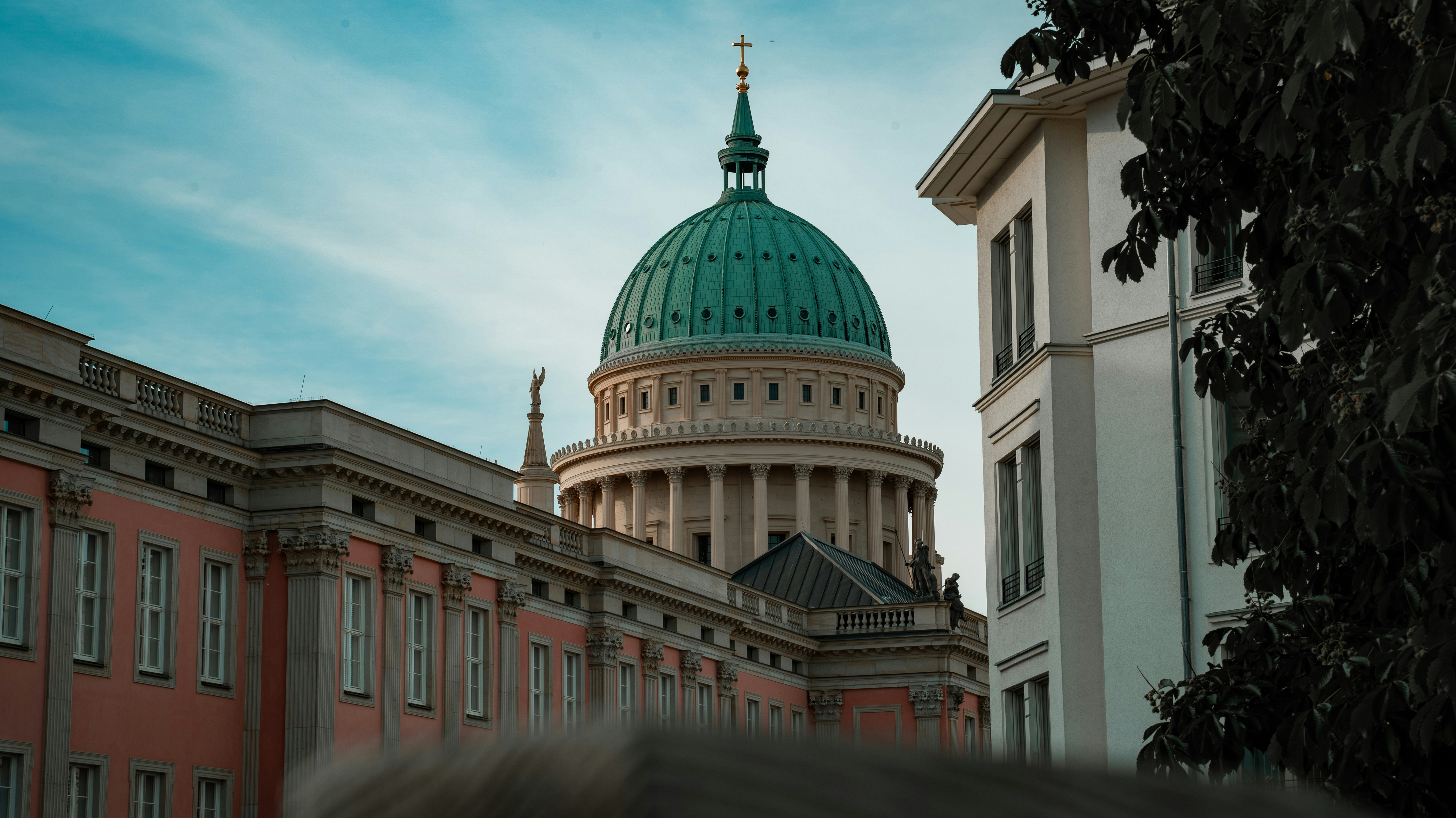 Cúpula verde de la Iglesia de San Nicolás (Nikolaikirche) en Potsdam, Alemania, destacando su estilo neoclásico.