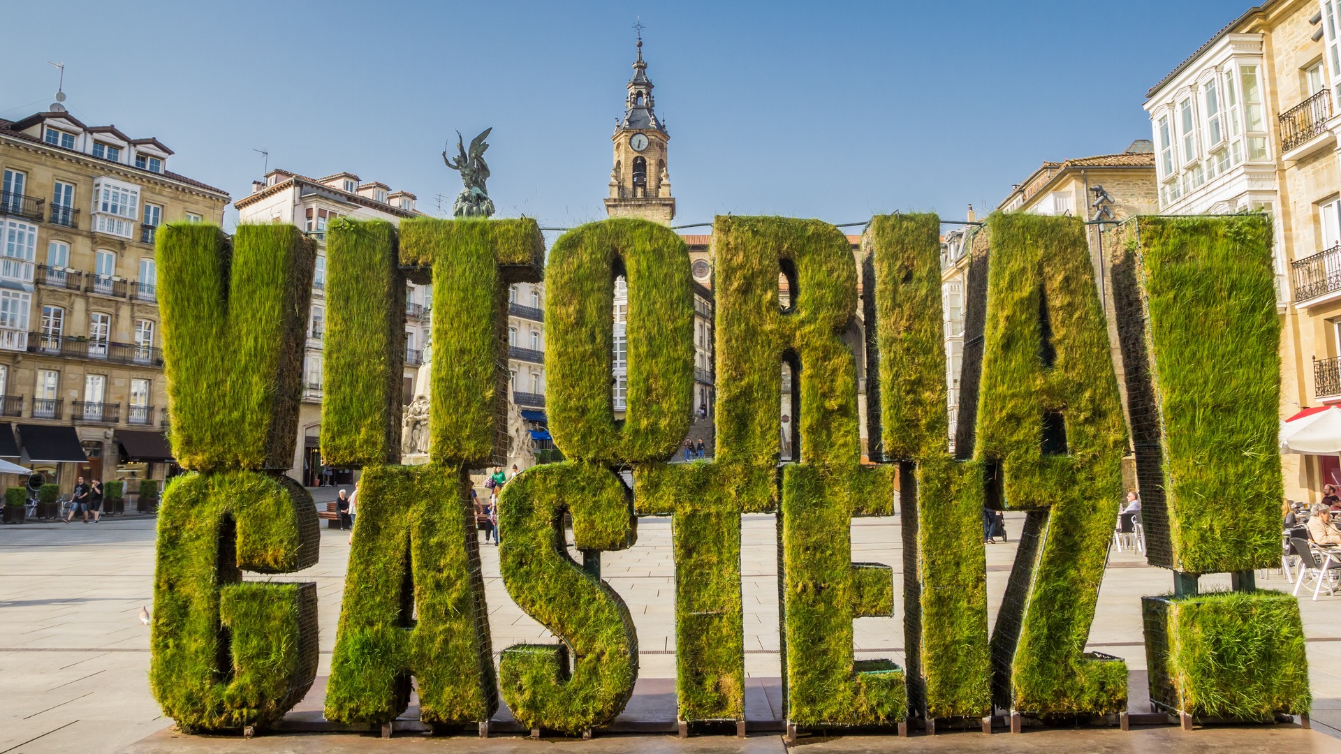Escultura con el nombre de Vitoria-Gasteiz en la Plaza de la Virgen Blanca