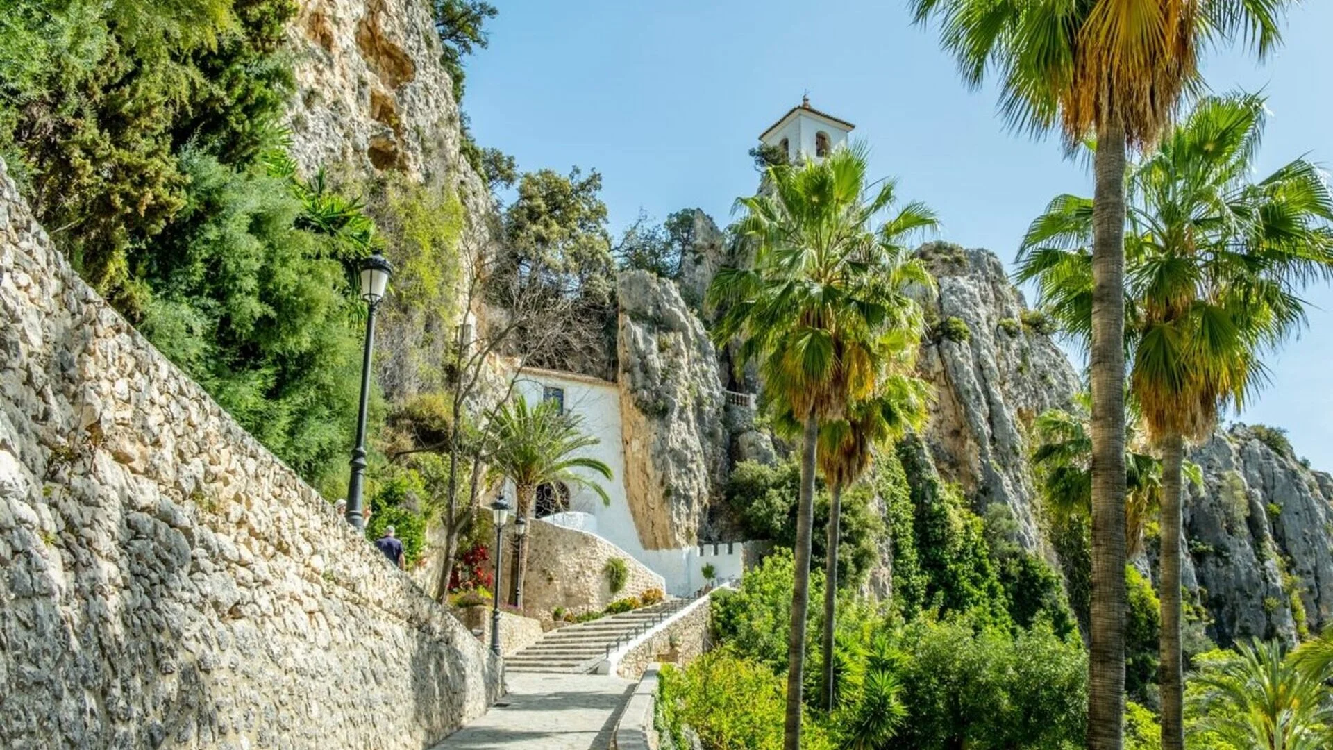 Escalinata empedrada hacia el túnel de entrada a Guadalest, Alicante