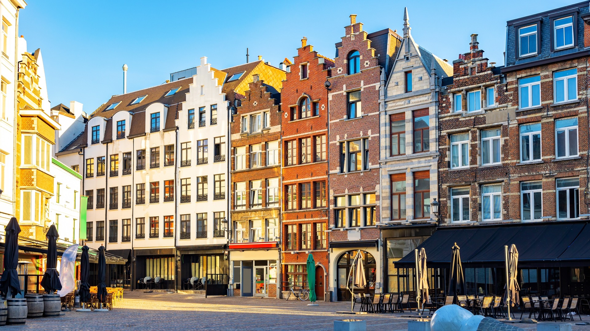 Fachadas históricas del centro de Amberes al atardecer, Bélgica