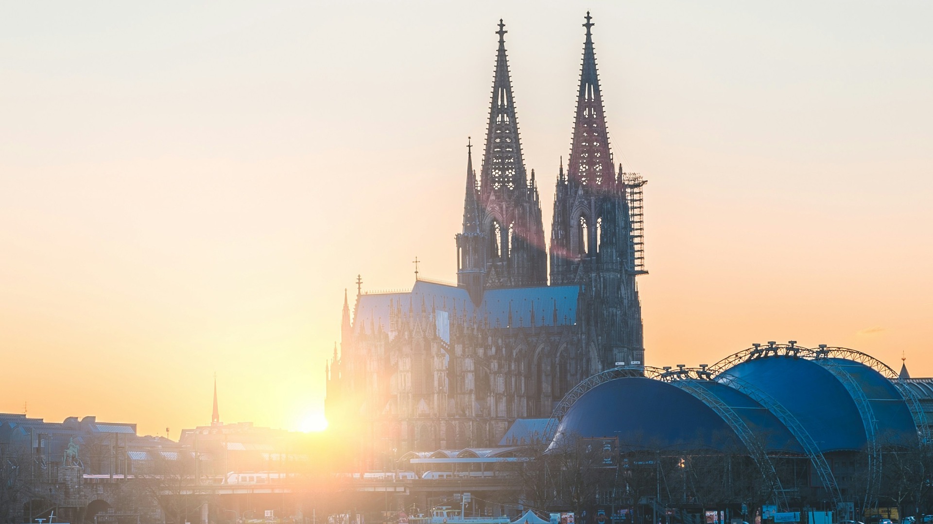 Silueta de la Catedral de Colonia bajo la luz dorada del atardecer.