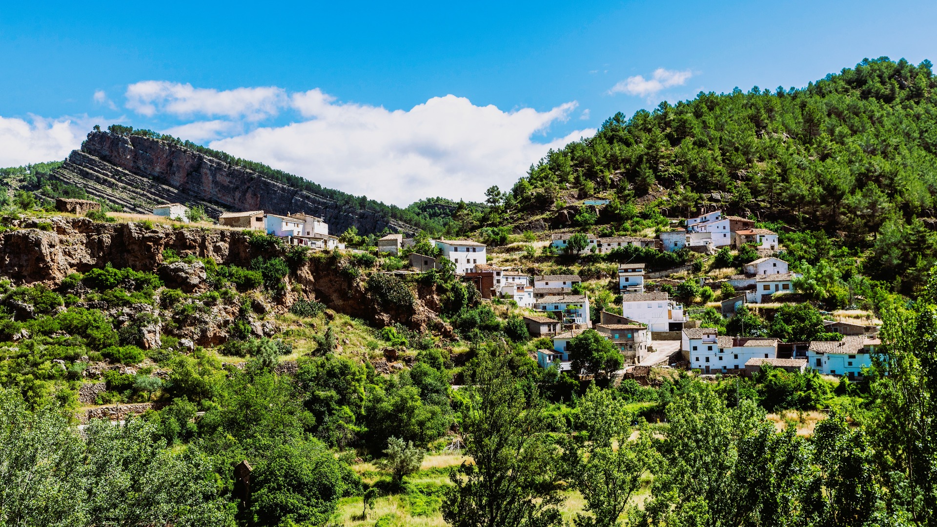 Vistas del paisaje montañoso y casas rurales en Montanejos, Castellón.