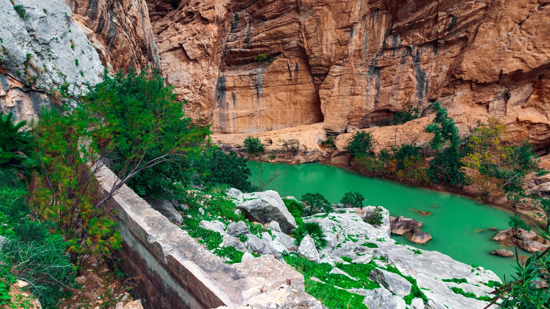 Río rodeado de paredes rocosas en el Caminito del Rey