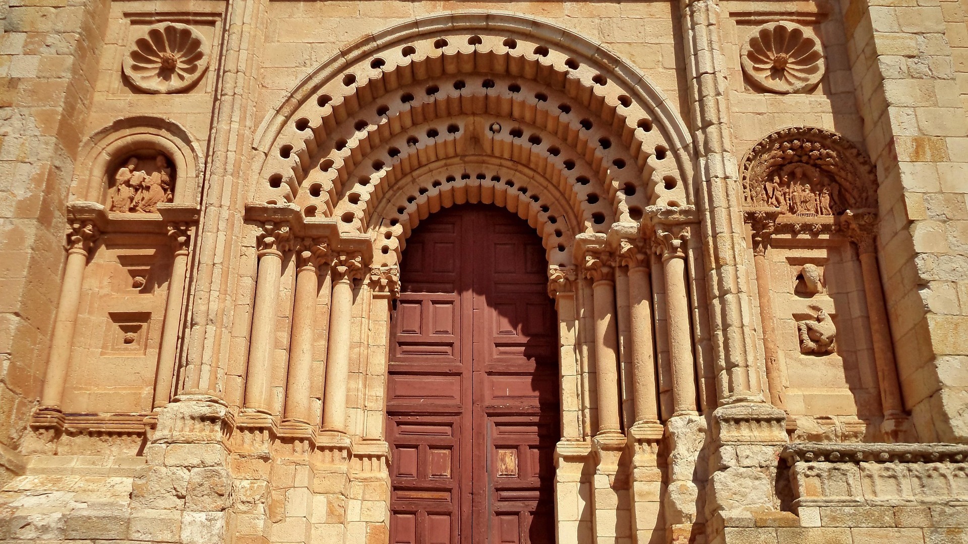 Portadas de estilo románico de la Iglesia de Santa María Magdalena en Zamora, con arco de arquivoltas talladas.