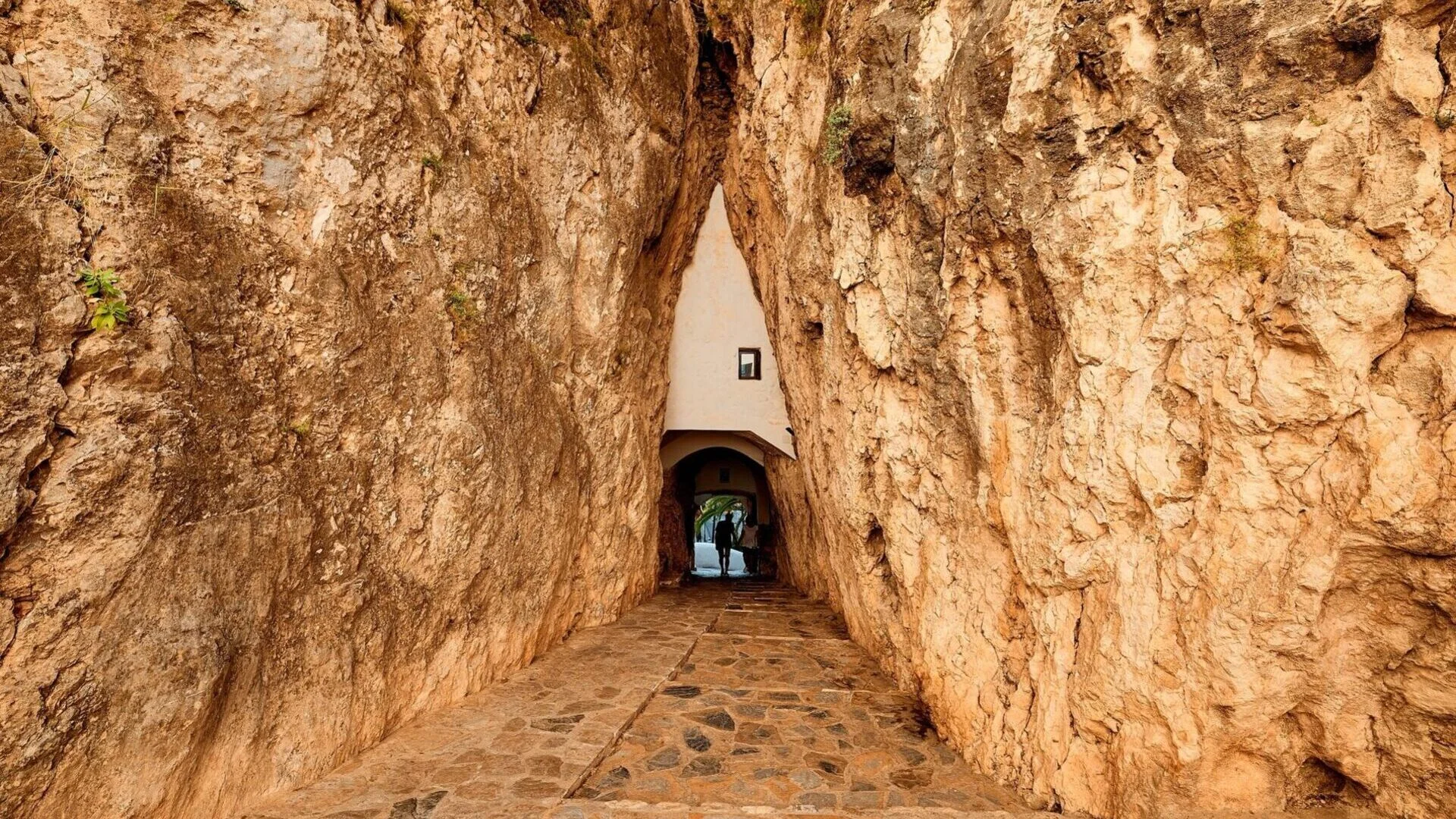 Túnel de entrada excavado en la roca hacia el pueblo de Guadalest, Alicante