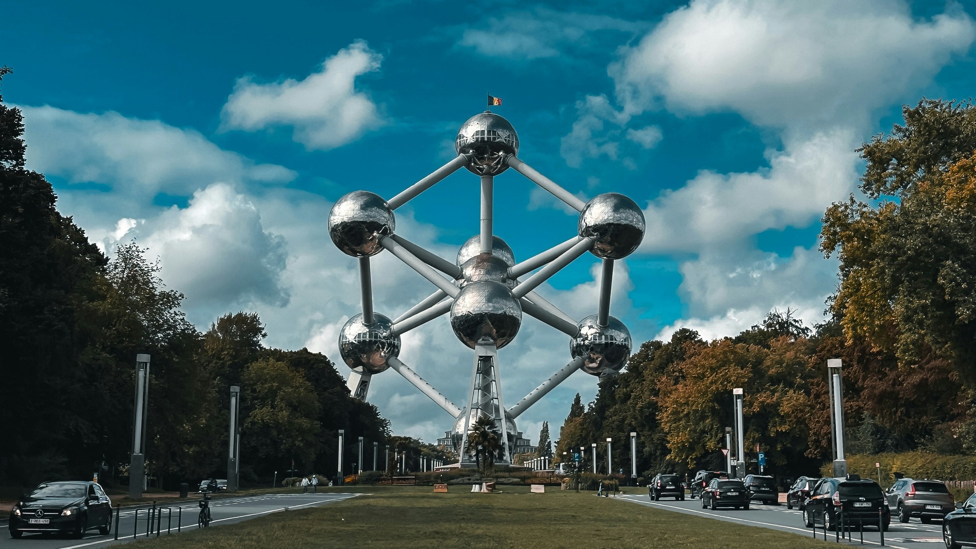 Atomium de Bruselas en Bélgica visto desde la avenida principal entre árboles