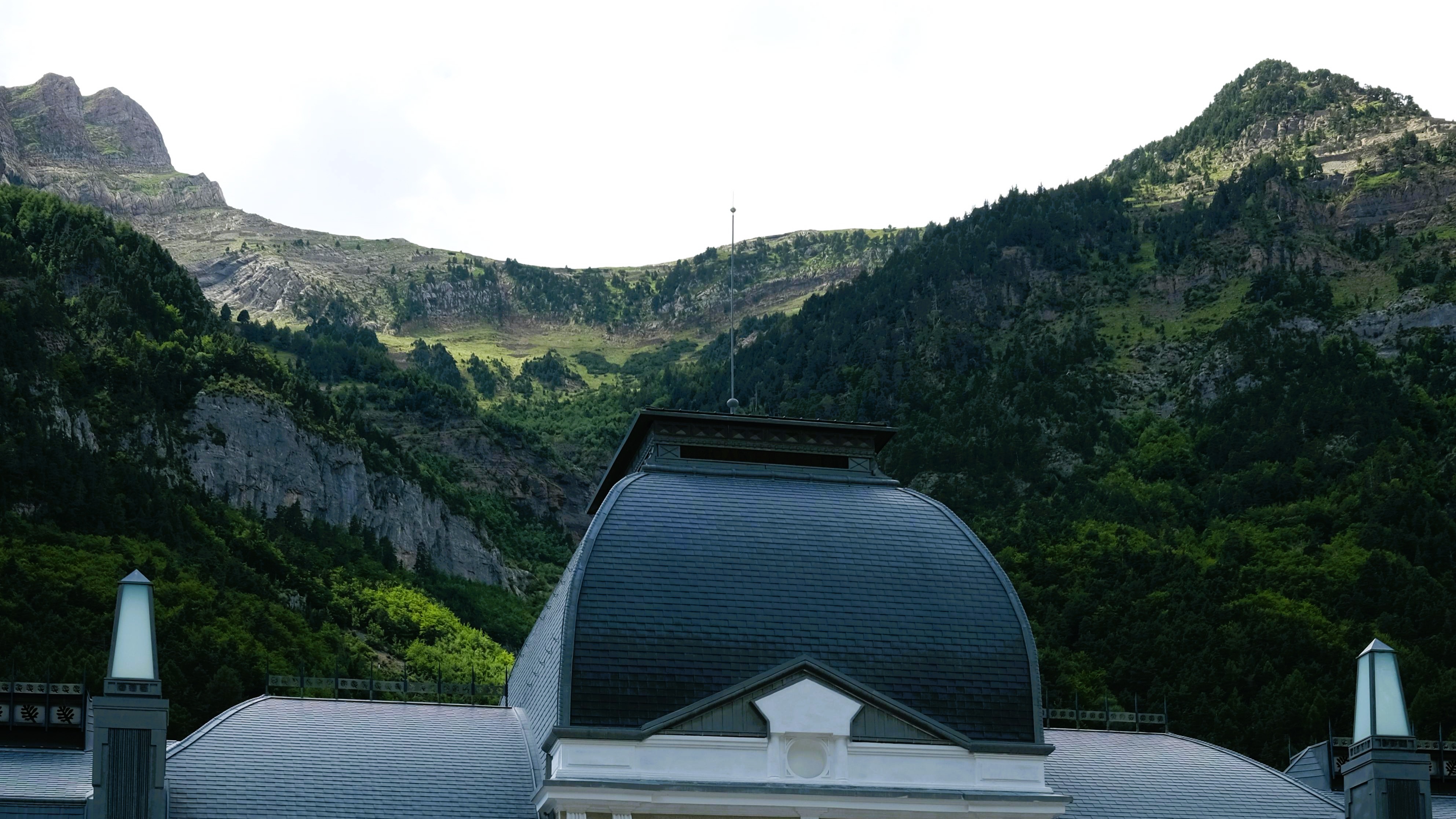  Cúpula y tejado del vestíbulo central de la Estación Internacional de Canfranc con las montañas al fondo.