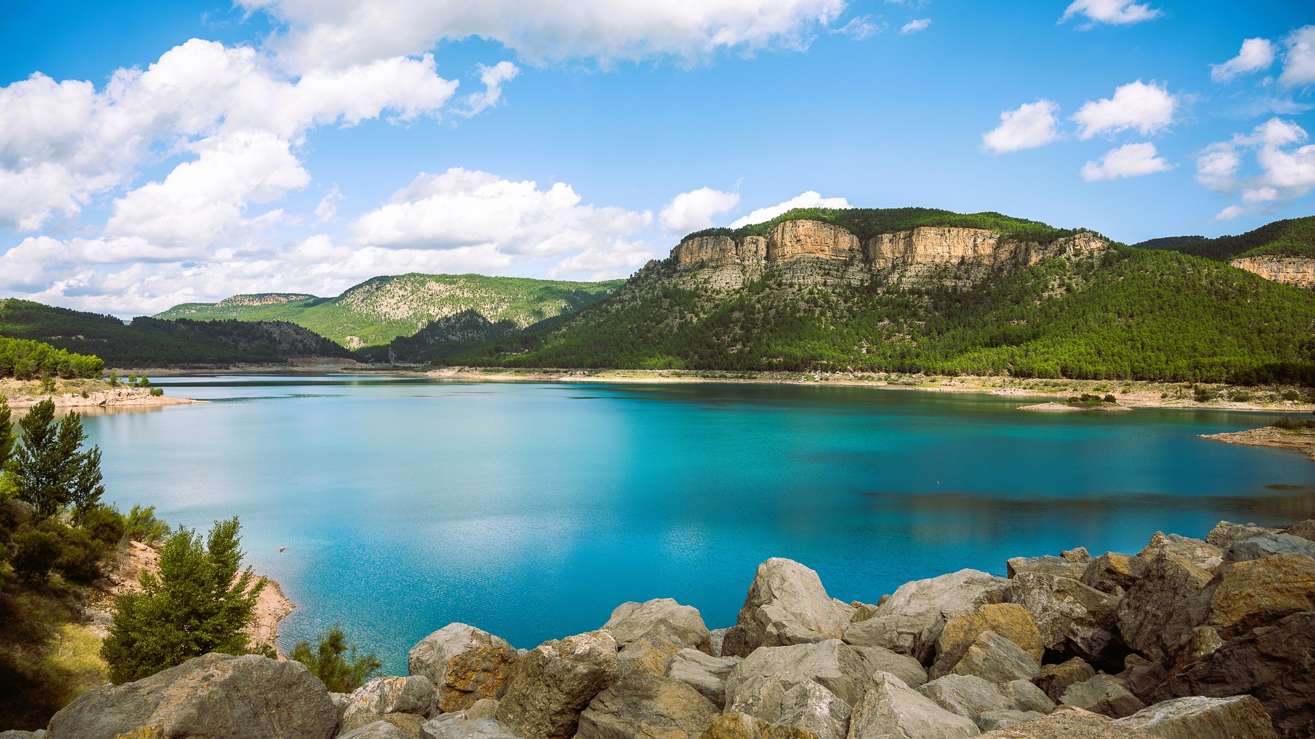Paisaje del embalse de Montanejos rodeado de montañas en la provincia de Valencia