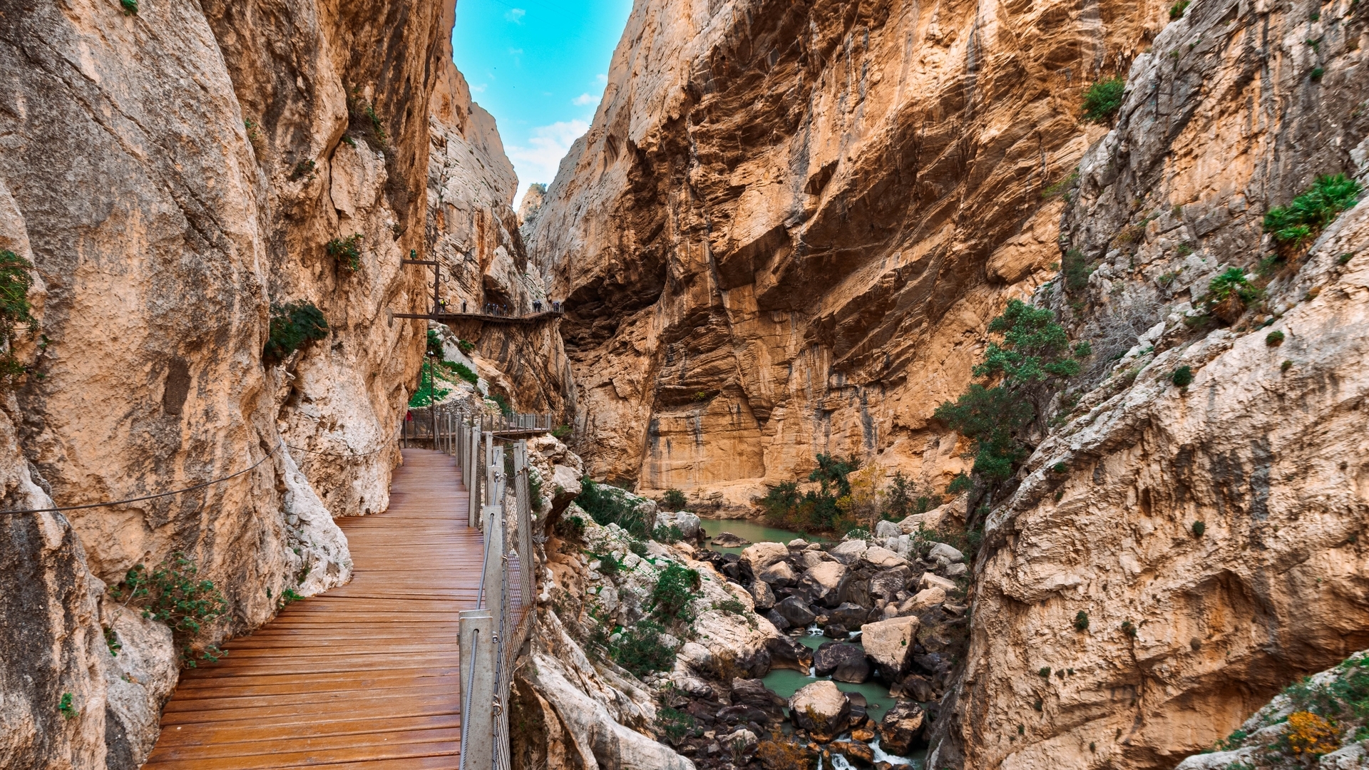Sendero de madera recorriendo el interior del desfiladero en el Caminito del Rey.