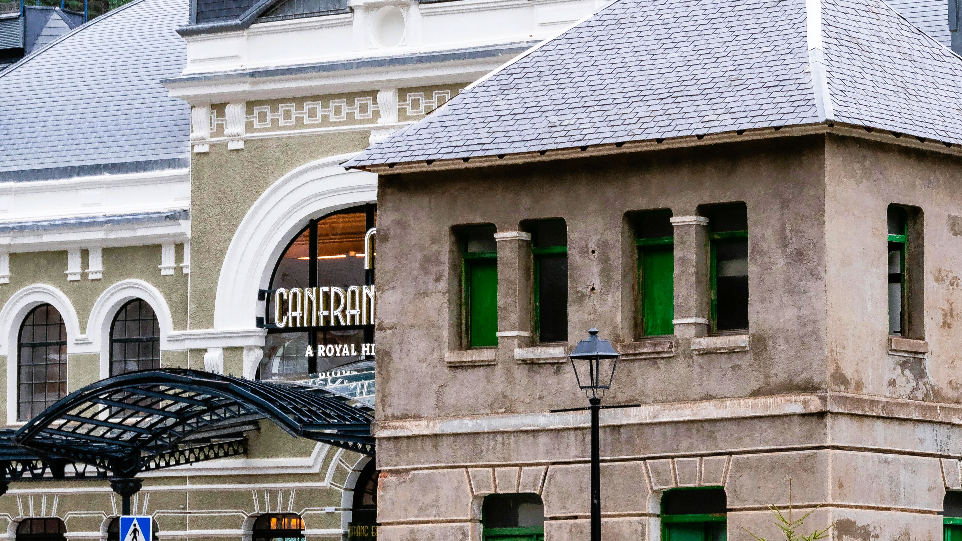 Edificios de la Estación Internacional de Canfranc y el Canfranc A Royal Hideaway Hotel, contrastando estilos arquitectónicos