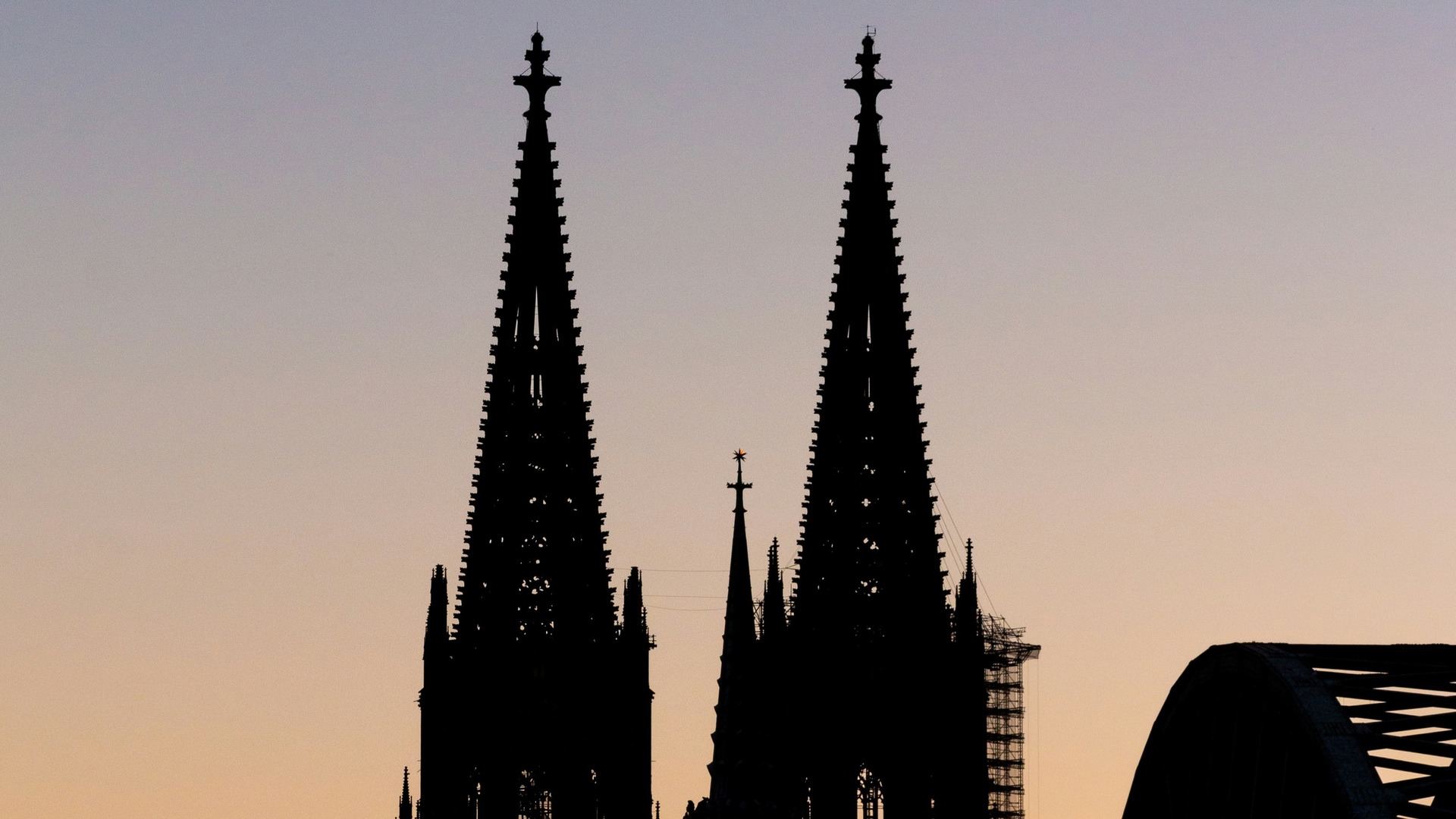 Contraluz de las torres de la Catedral de Colonia frente al cielo del atardecer.