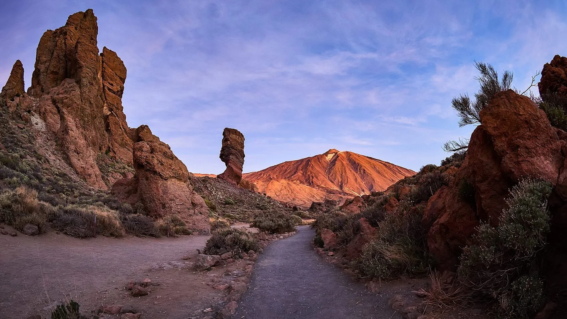 Sendero hacia el Roque Cinchado y el Teide iluminados por el sol en Tenerife