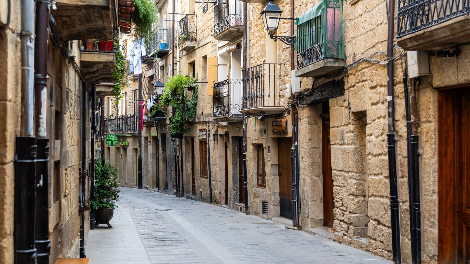 Calle histórica con casas de piedra y balcones en el casco antiguo de Logroño