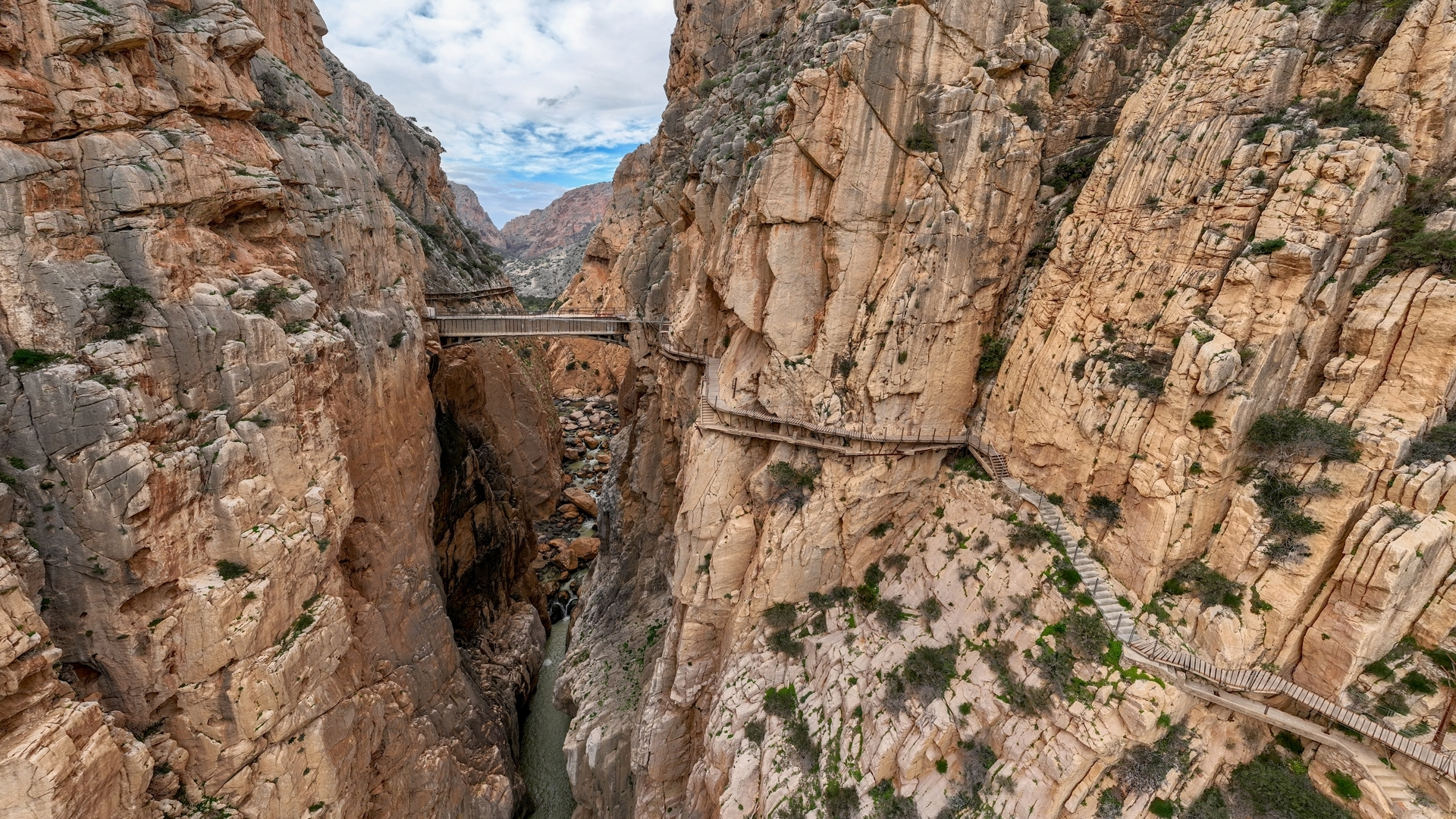 Panorámica del desfiladero y pasarelas ancladas a la roca en Caminito del Rey