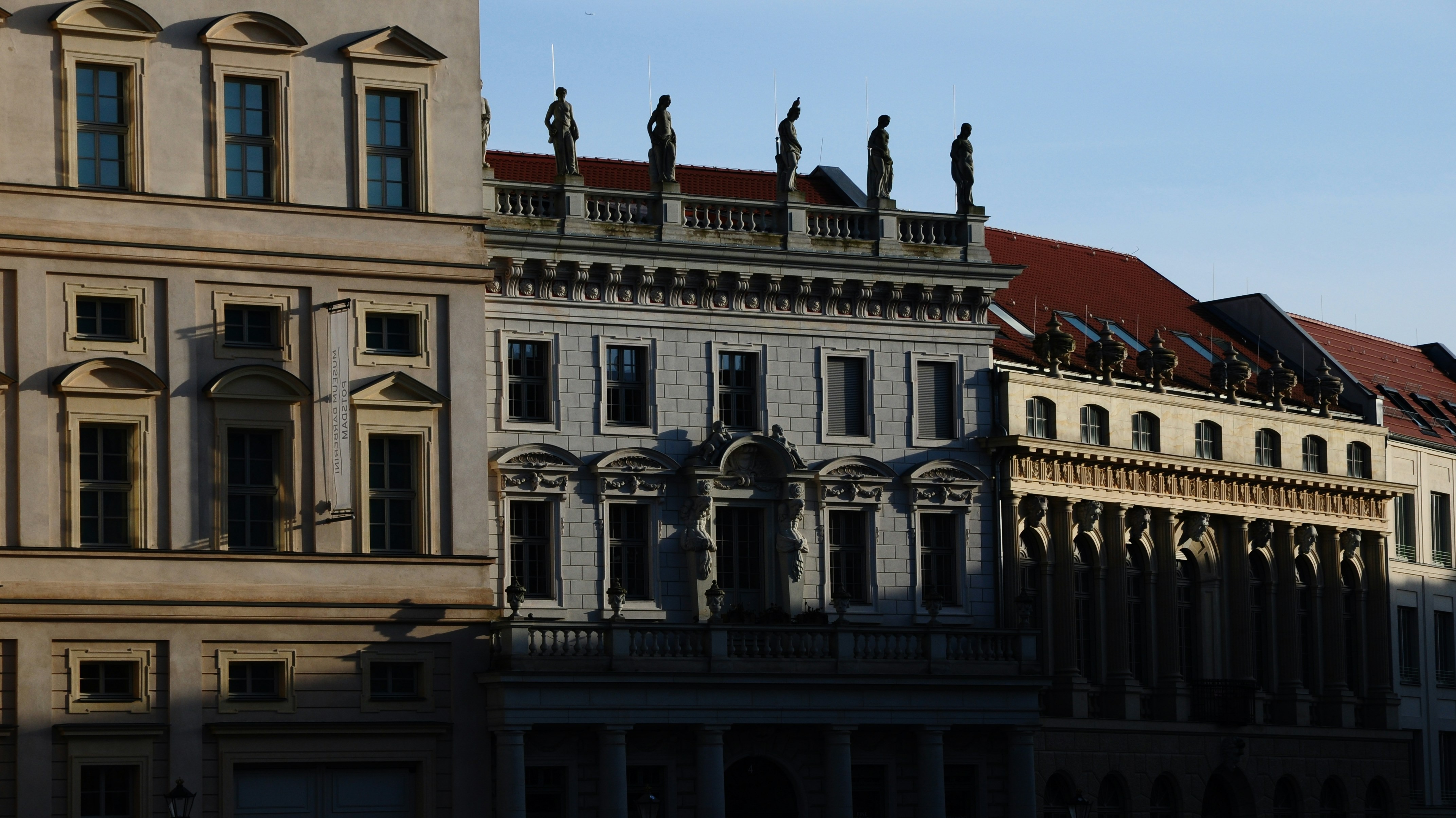 Fachadas barrocas y neoclásicas históricas con estatuas en el tejado en el centro de Potsdam, Alemania.