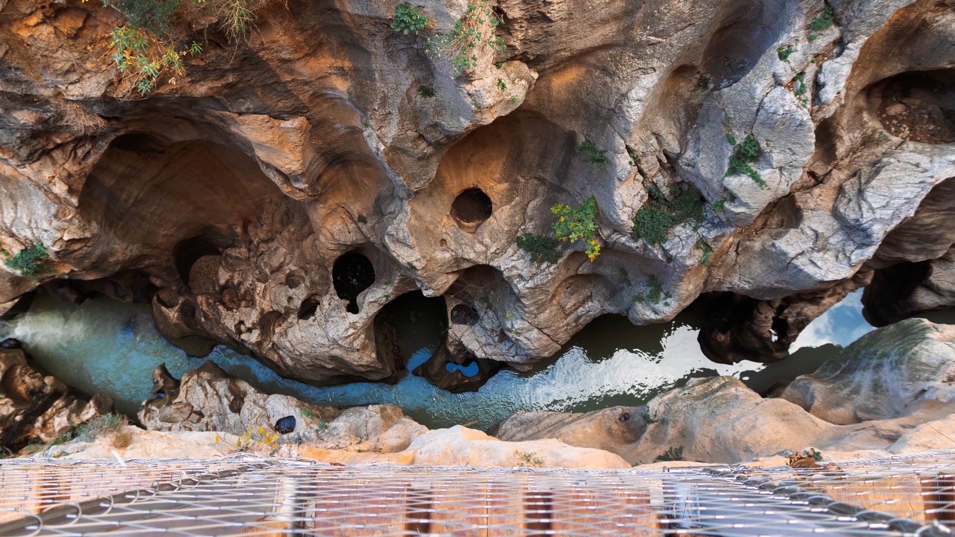 Vista cenital del río Guadalhorce y pozas rocosas en el Caminito del Rey, Málaga.