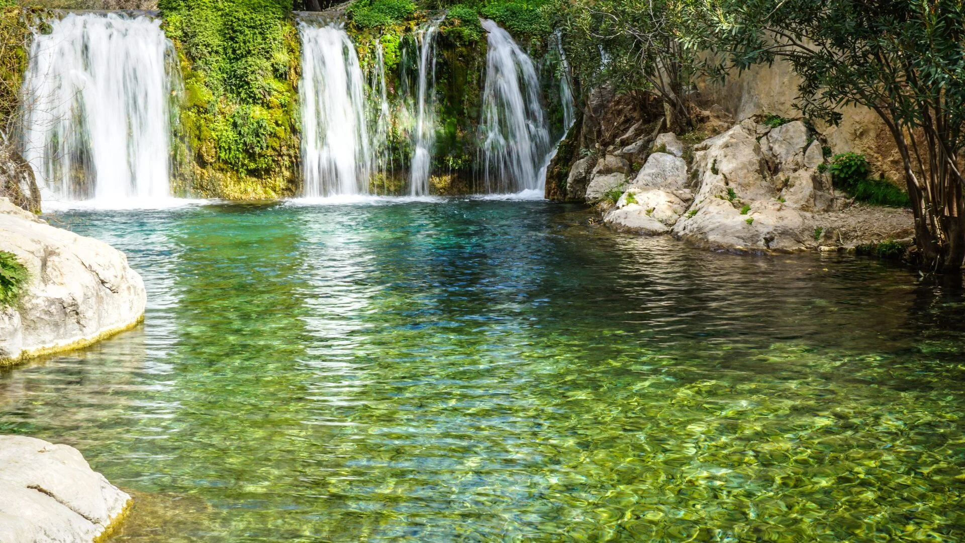 Cascadas y pozas de aguas cristalinas en las Fuentes del Algar, Callosa d'en Sarrià
