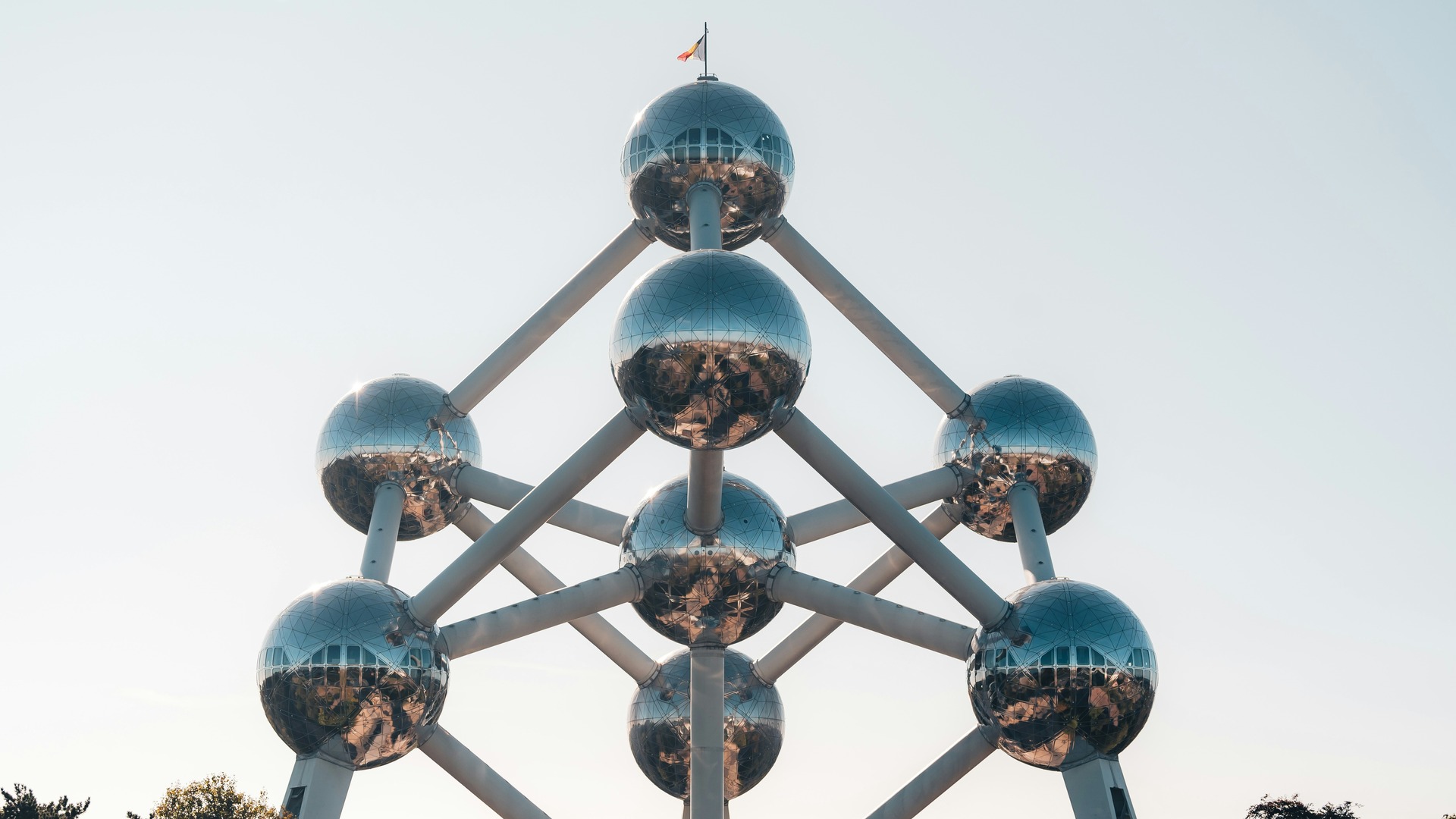 Atomium de Bruselas en Bélgica con sus esferas metálicas bajo un cielo despejado