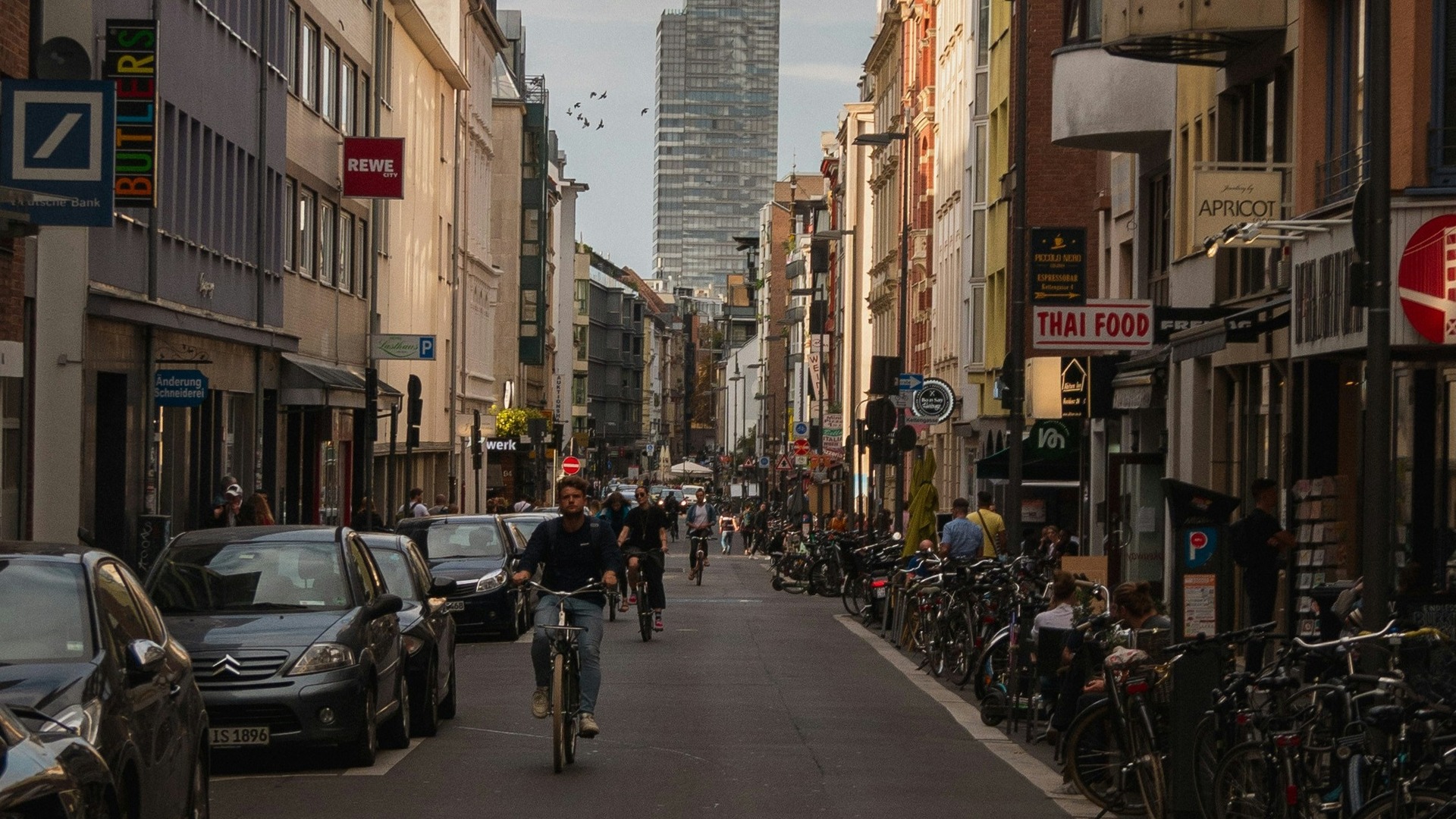 Ciclistas y peatones en una calle comercial del centro de Colonia, Alemania.
