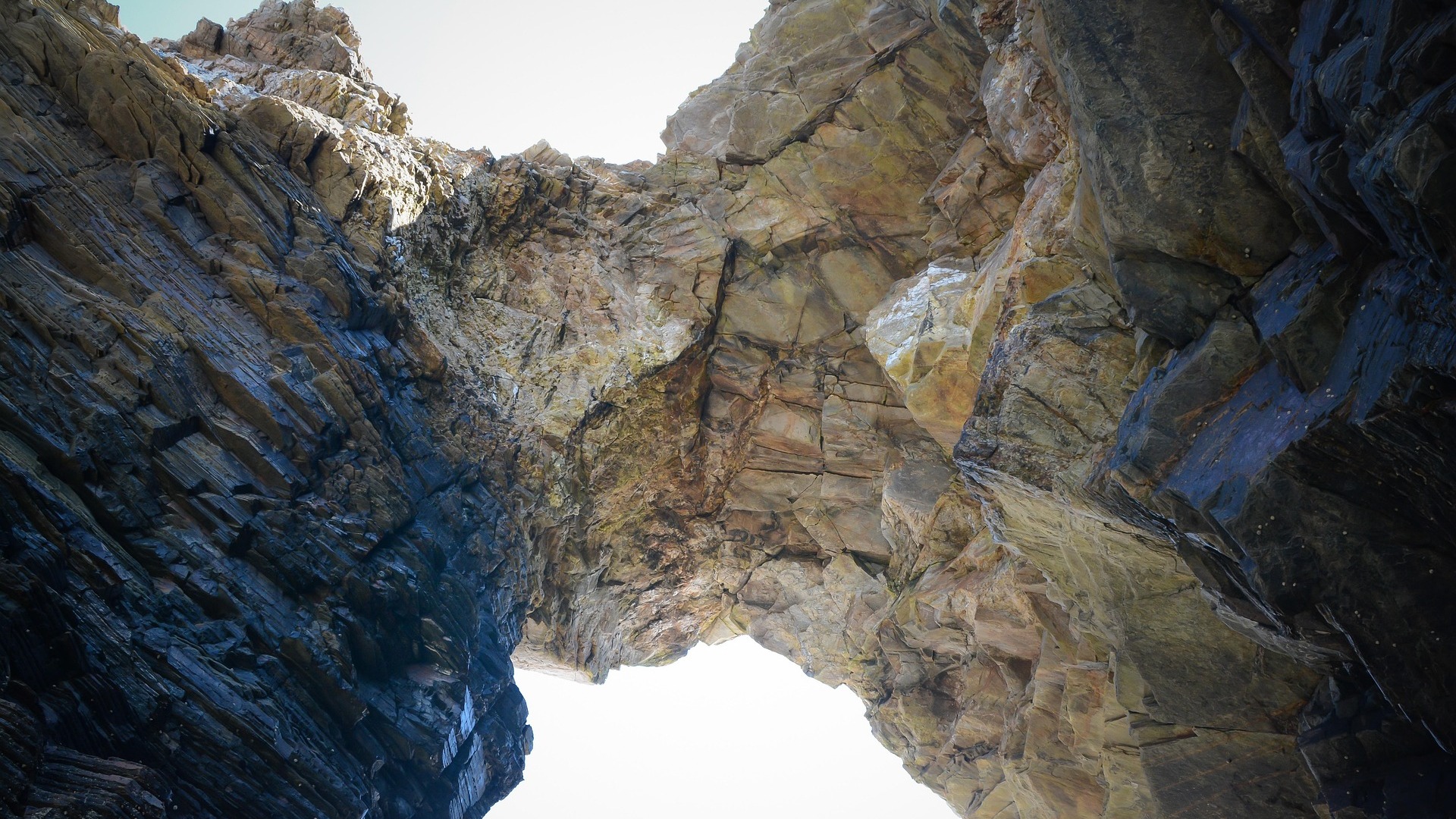 Gran arco de piedra natural en el interior de las cuevas de la Playa de las Catedrales, Ribadeo, Galicia.