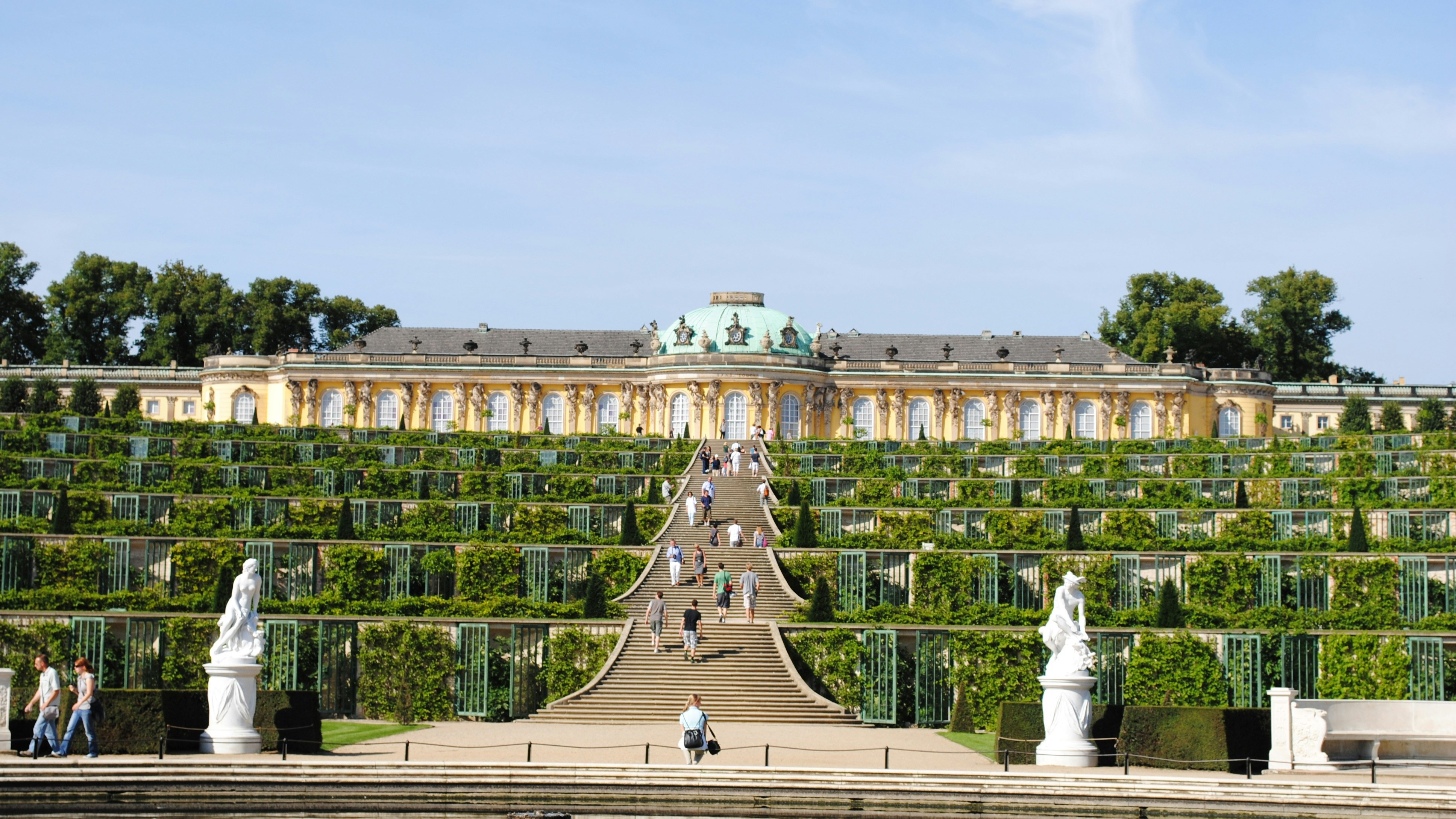 Gran terraza con viñedos y escaleras que suben al Palacio de Sanssouci, Potsdam. Estatuas en primer plano.