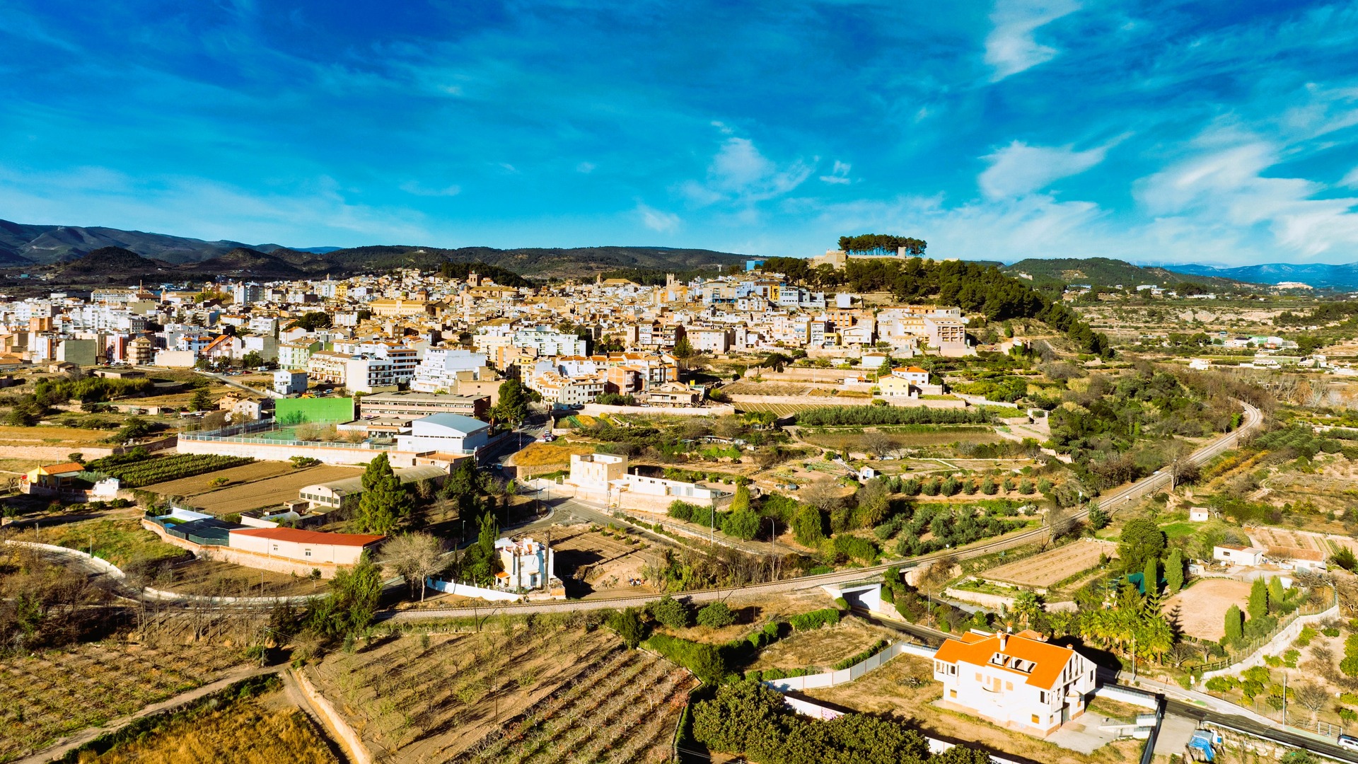 Vista aérea de Segorbe rodeada de campos y montañas en la provincia de Valencia