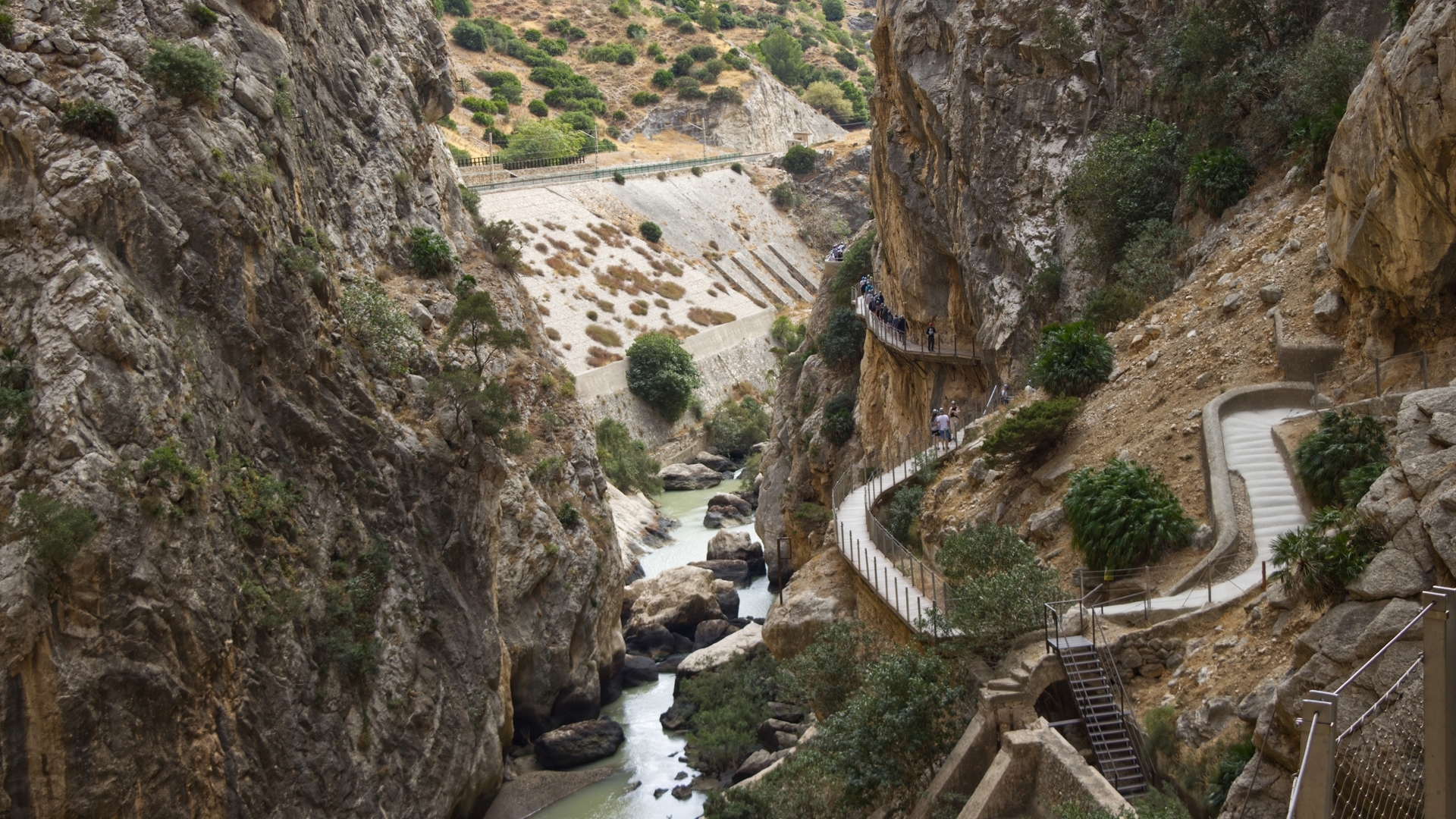 Sendero serpenteante y pasarelas en el cañón del Caminito del Rey, Málaga.