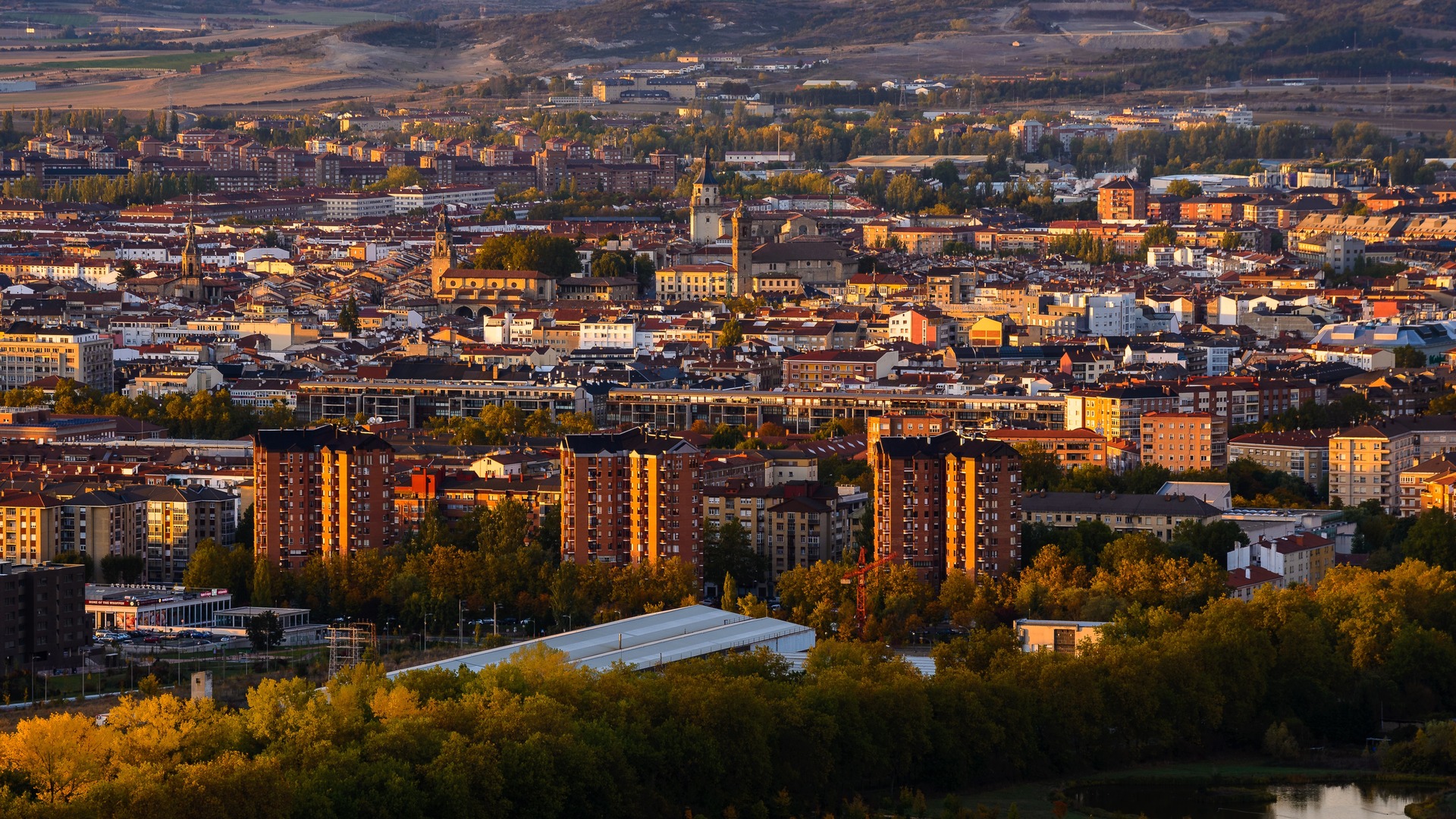 Vista panorámica de Vitoria-Gasteiz al atardecer desde las afueras