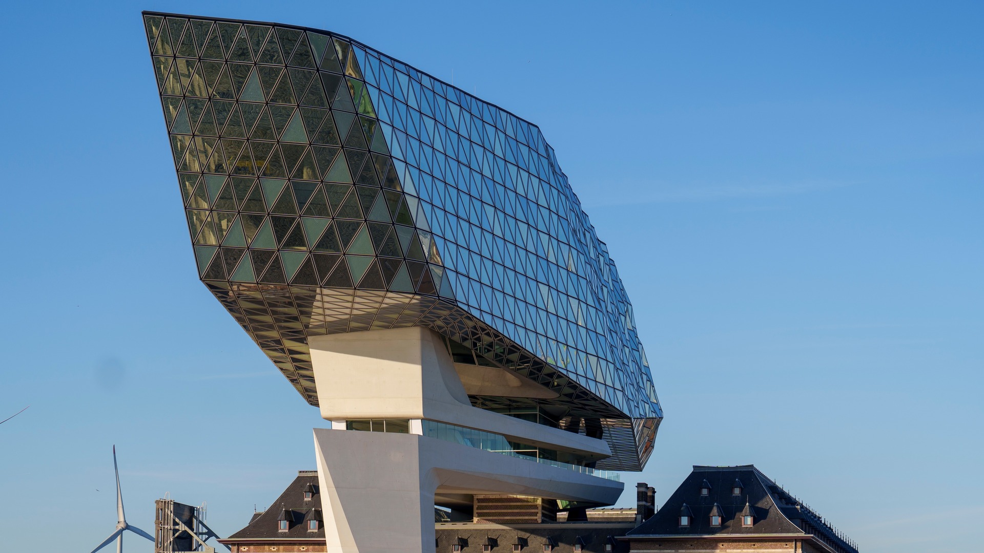 Edificio moderno del Puerto de Amberes en Bélgica con su icónica estructura de vidrio