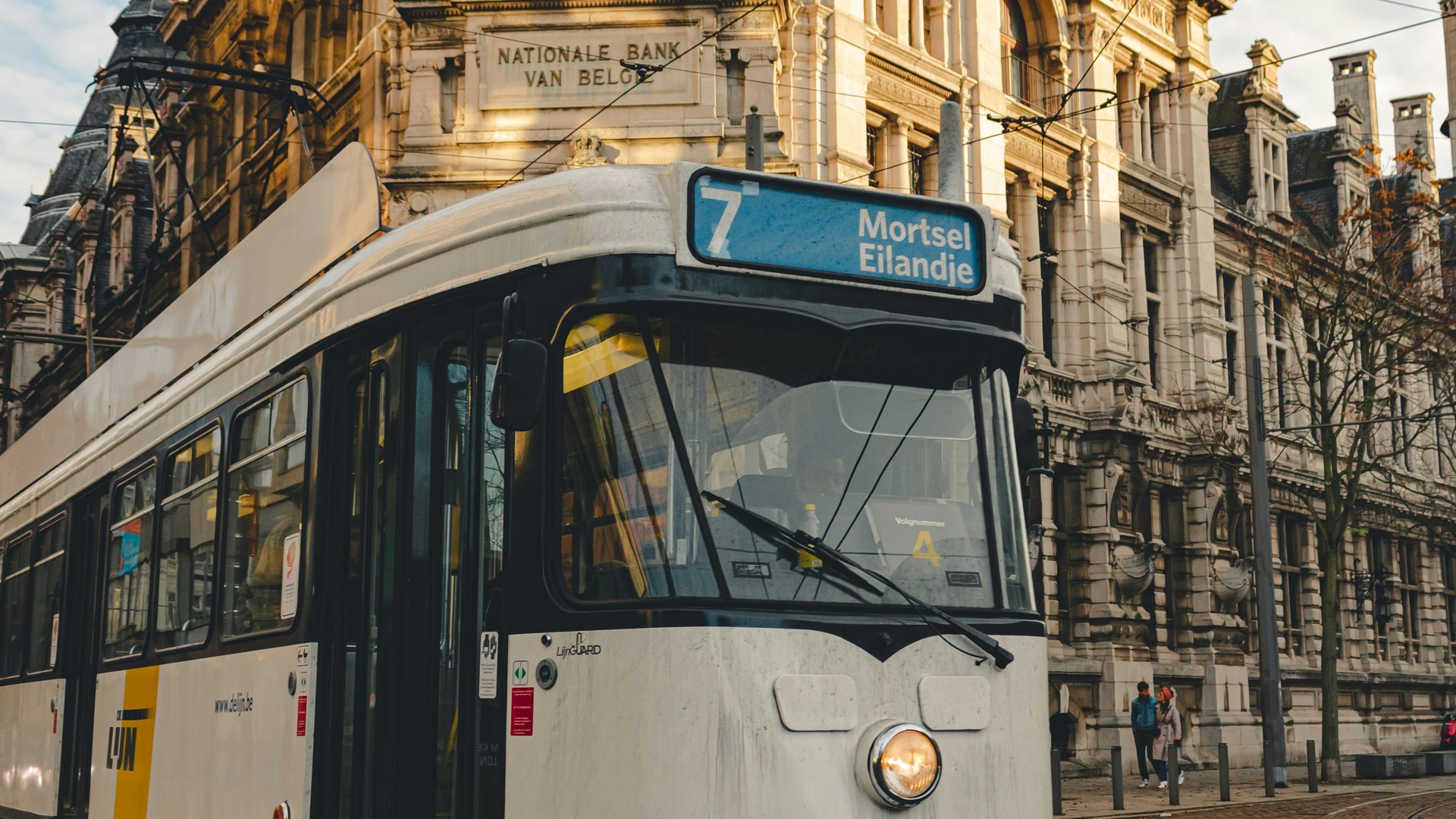 Tranvía de Amberes circulando frente a edificios históricos del centro de la ciudad