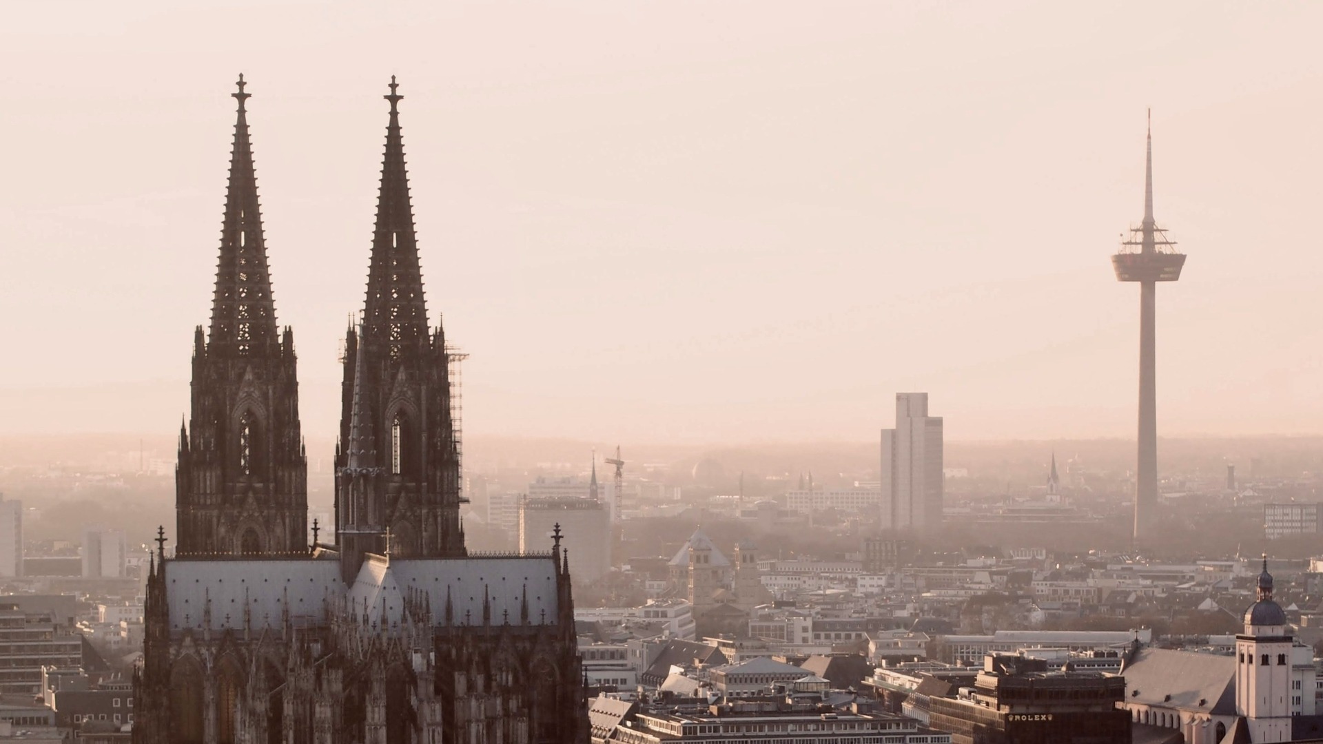 Skyline de Colonia al atardecer, con la Catedral y la Torre de Colonia (Colonius) destacando sobre la ciudad.