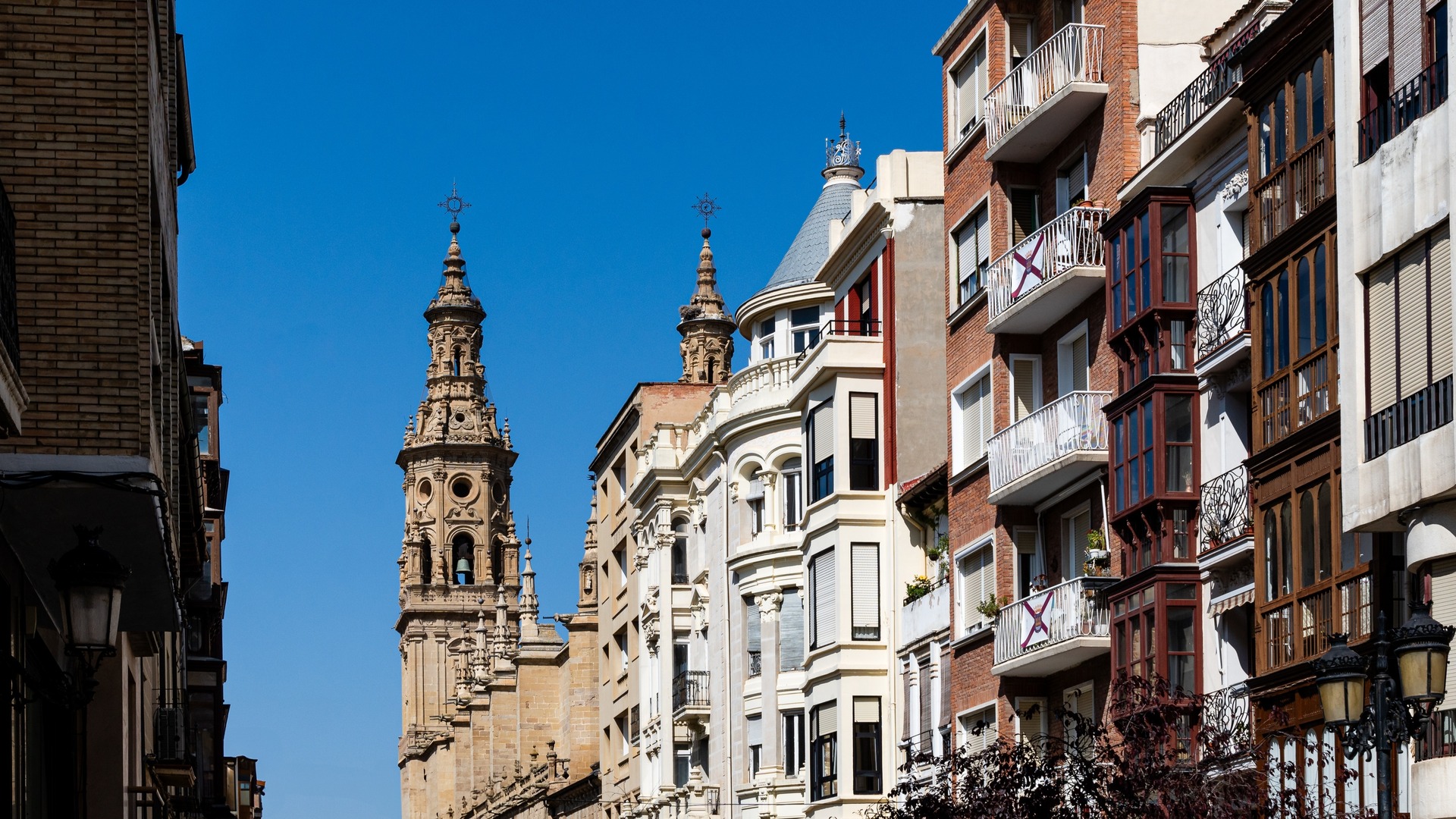Torres de la Concatedral de la Redonda entre fachadas en Logroño