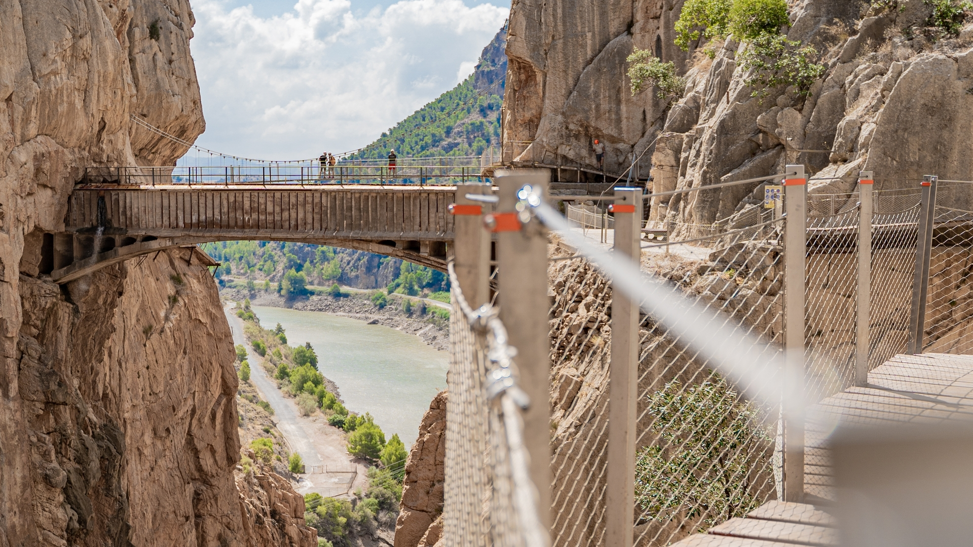 Valla de seguridad y puente en el desfiladero del Caminito del Rey, Málaga