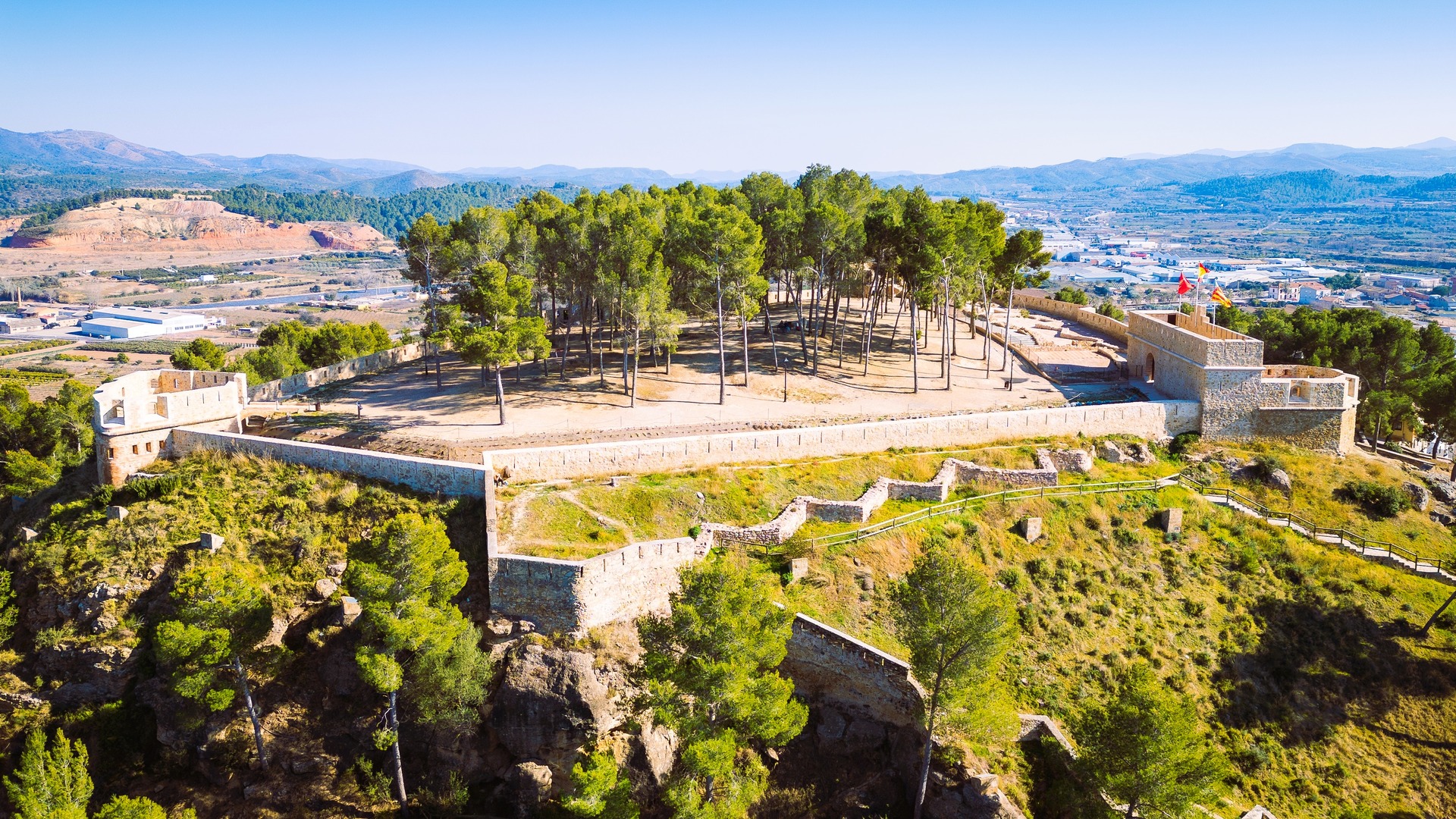 Vista aérea del Castillo de Segorbe rodeado de montes y naturaleza en Valencia.