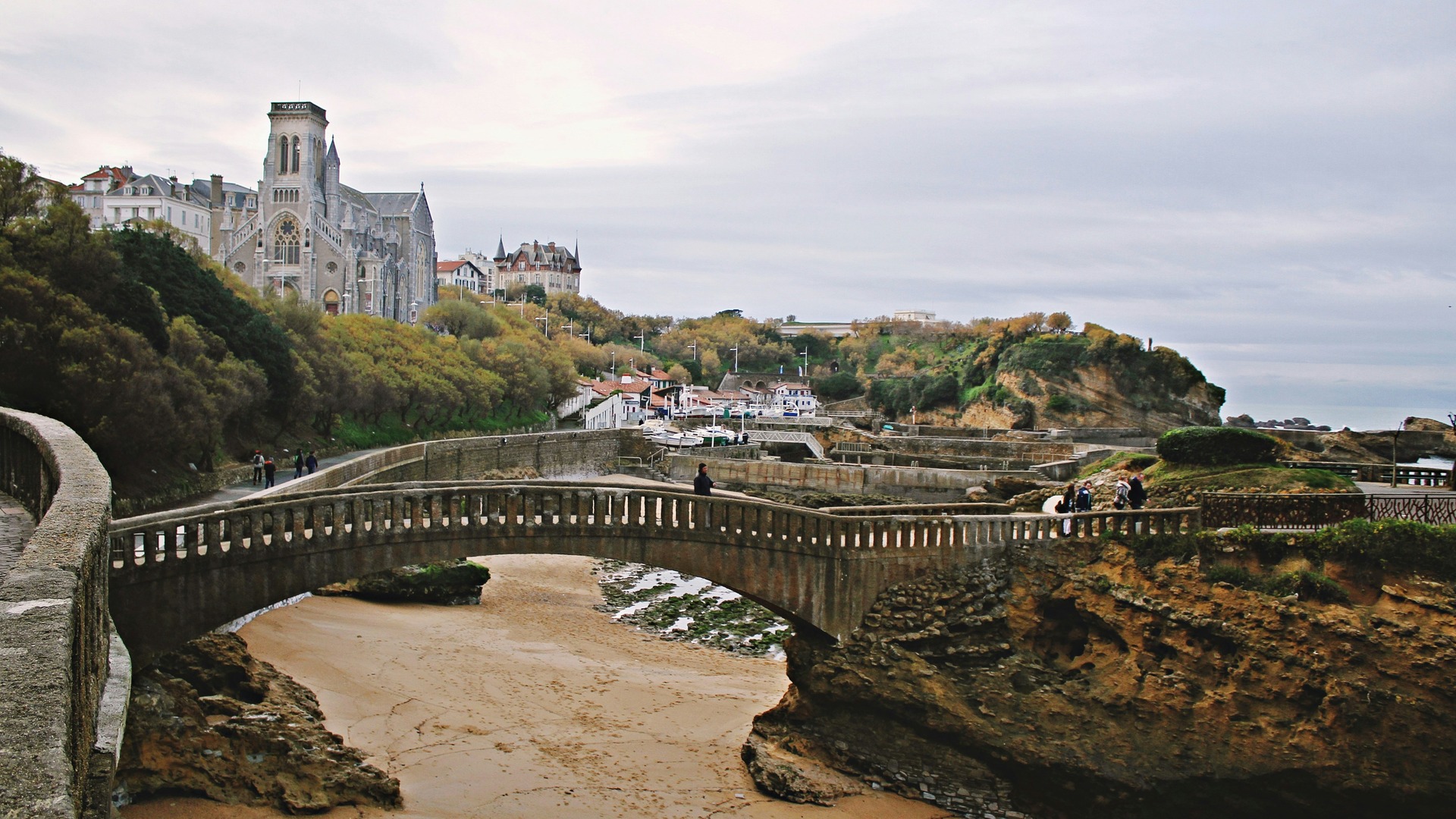 Puente y costa en Biarritz con la iglesia de Sainte-Eugénie al fondo.