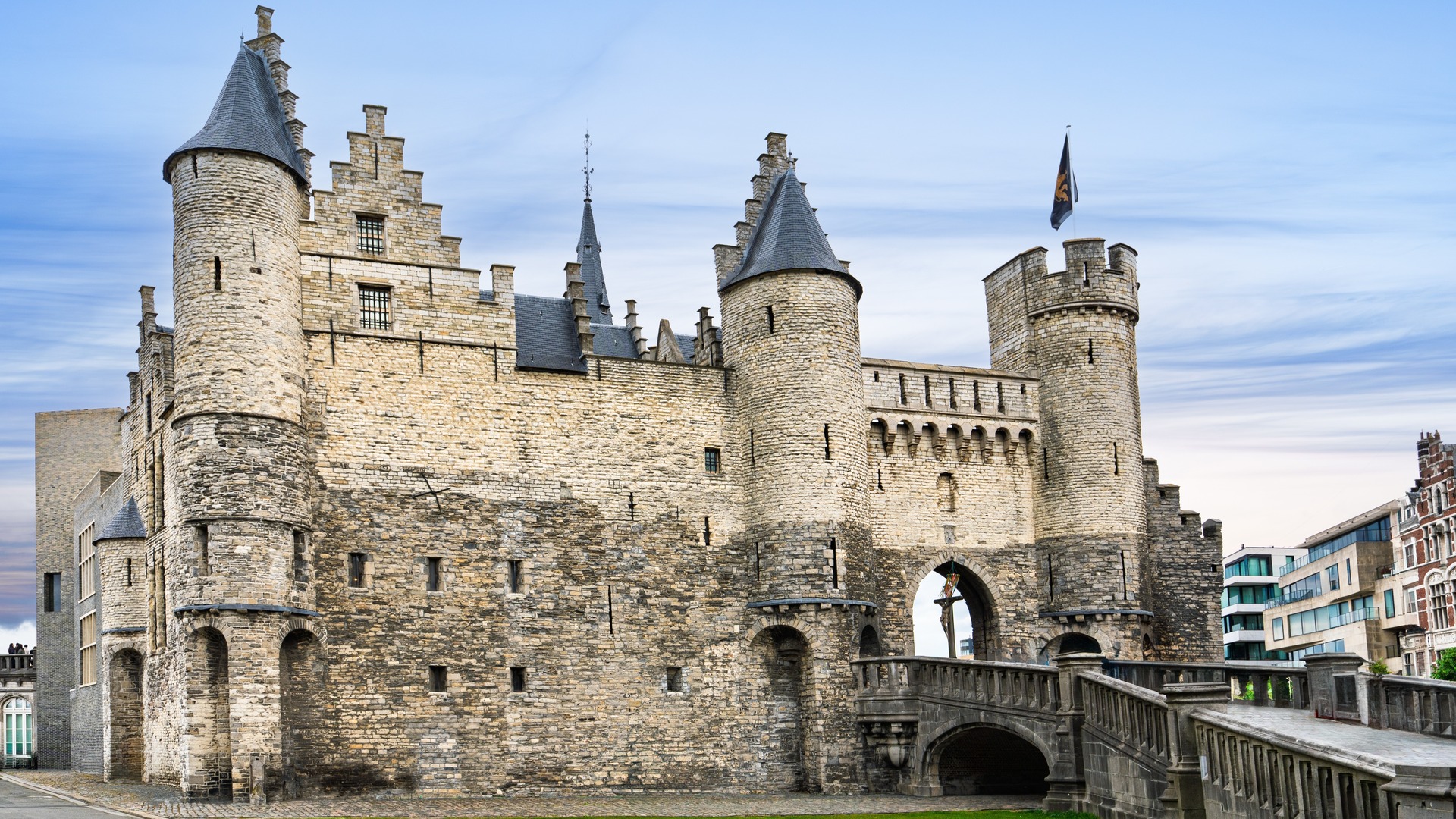 Castillo Steen en Amberes, Bélgica, con sus torres medievales y pasarela de acceso
