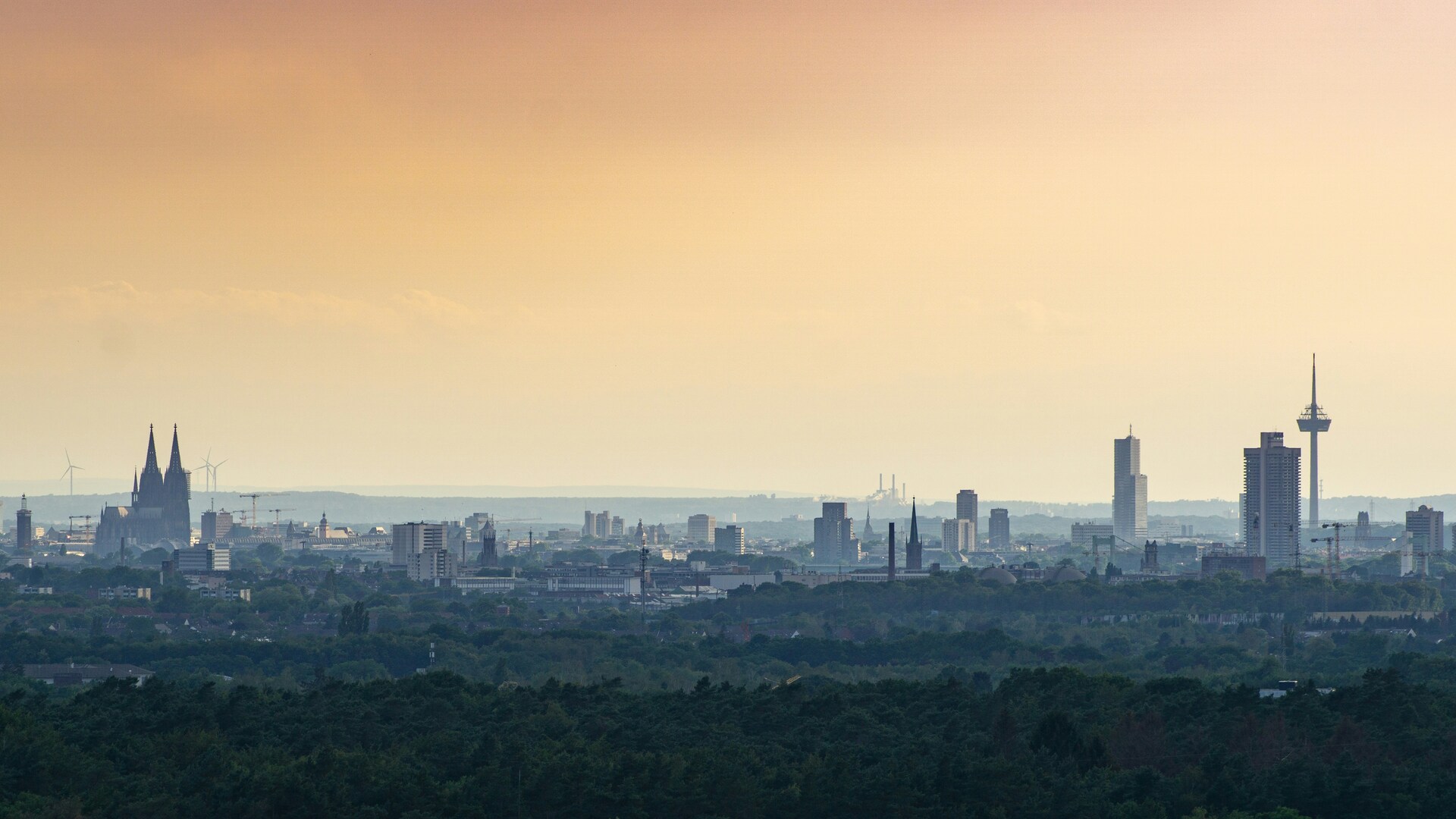Skyline de Colonia con la Catedral, la Torre de Colonia (Colonius) y edificios modernos al atardecer.