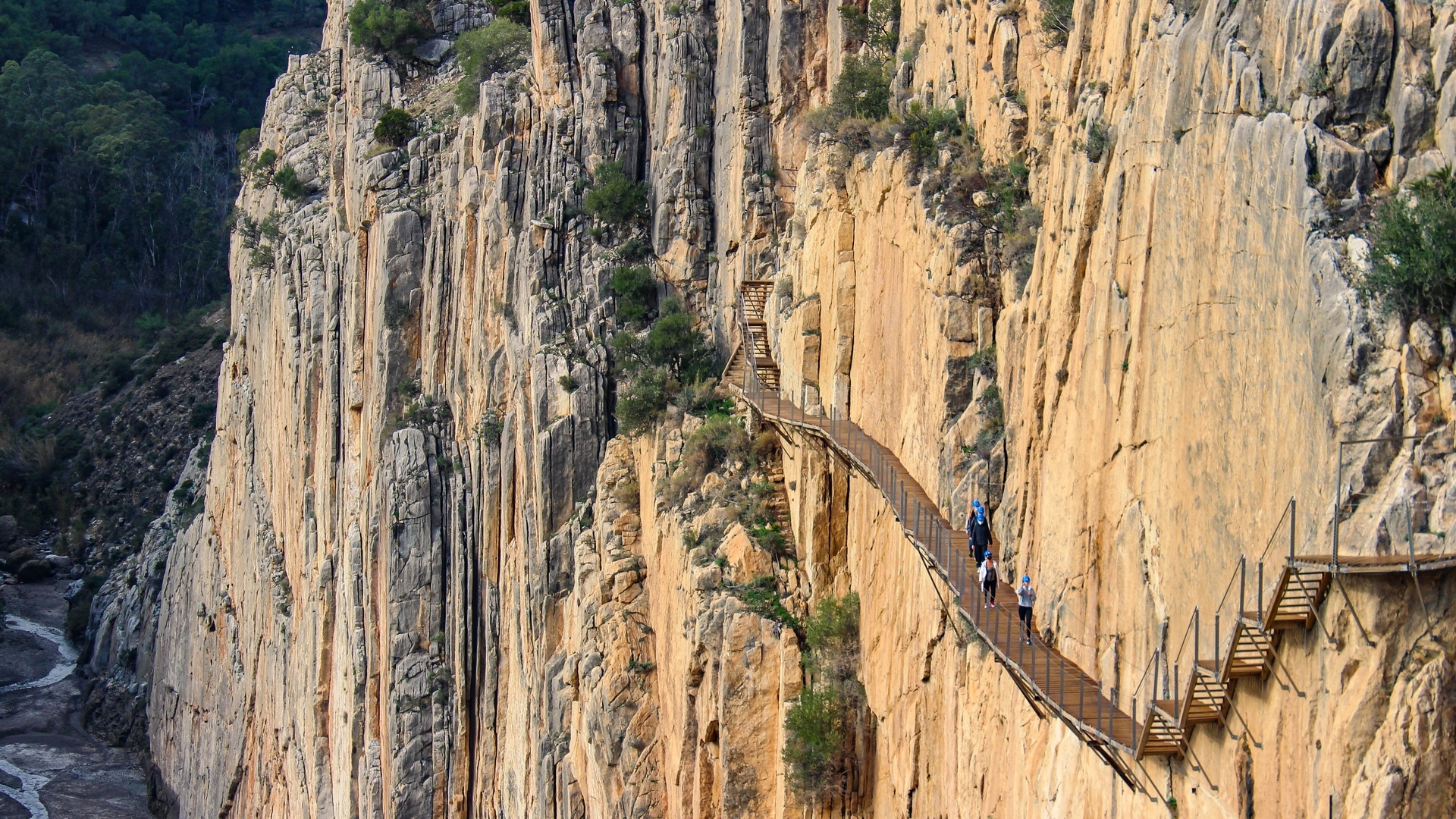 Pasarela vertiginosa anclada a la pared del desfiladero en el Caminito del Rey