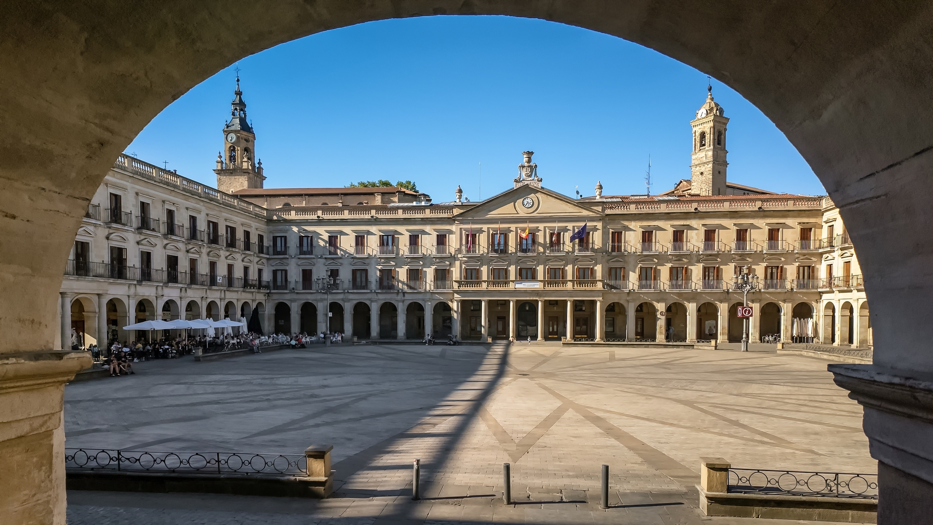 Plaza de España de Vitoria-Gasteiz con el Ayuntamiento al fondo