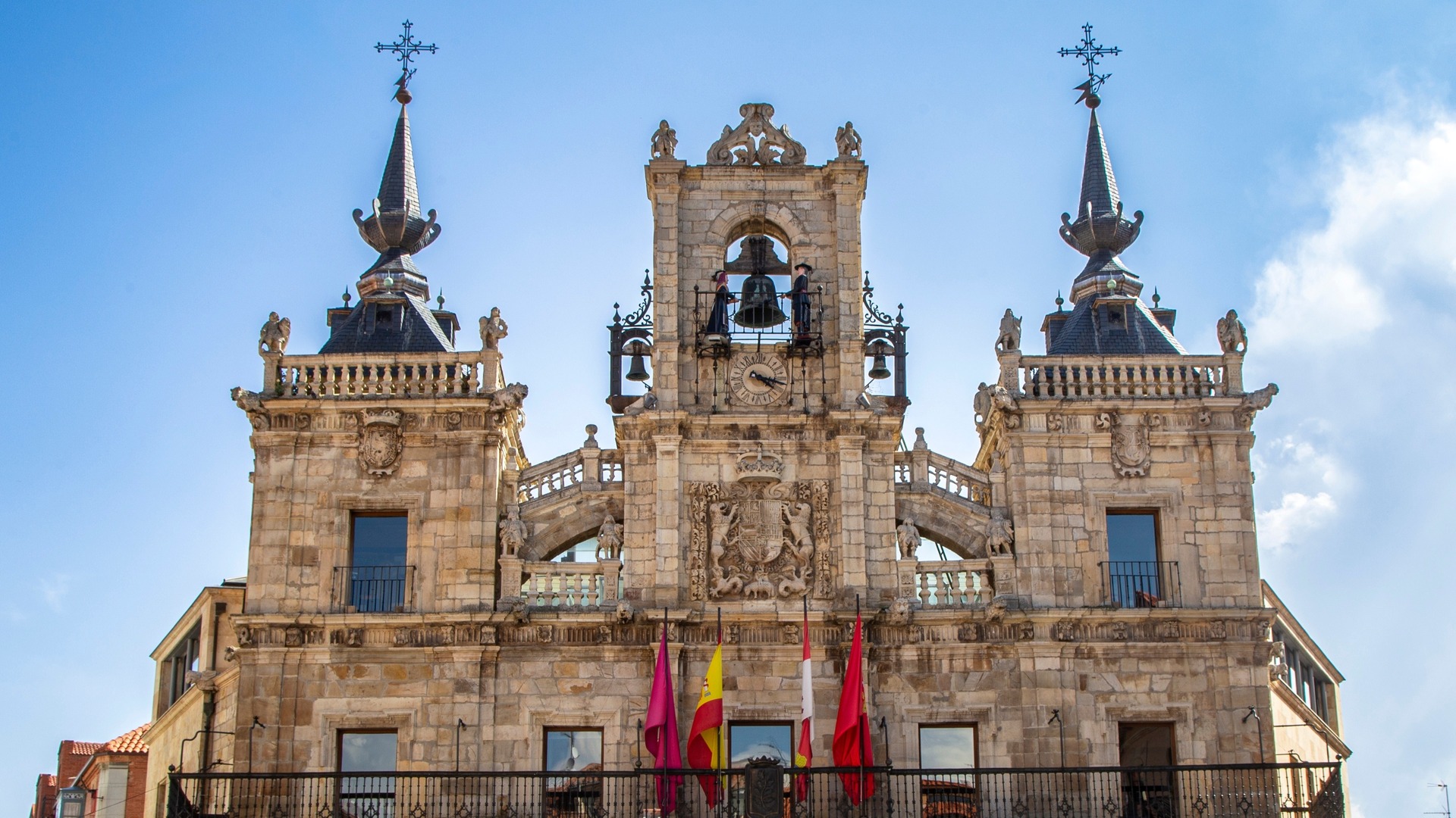Fachada barroca del Ayuntamiento de Astorga, León, con el reloj de los 'maragatos' y sus dos campanarios.
