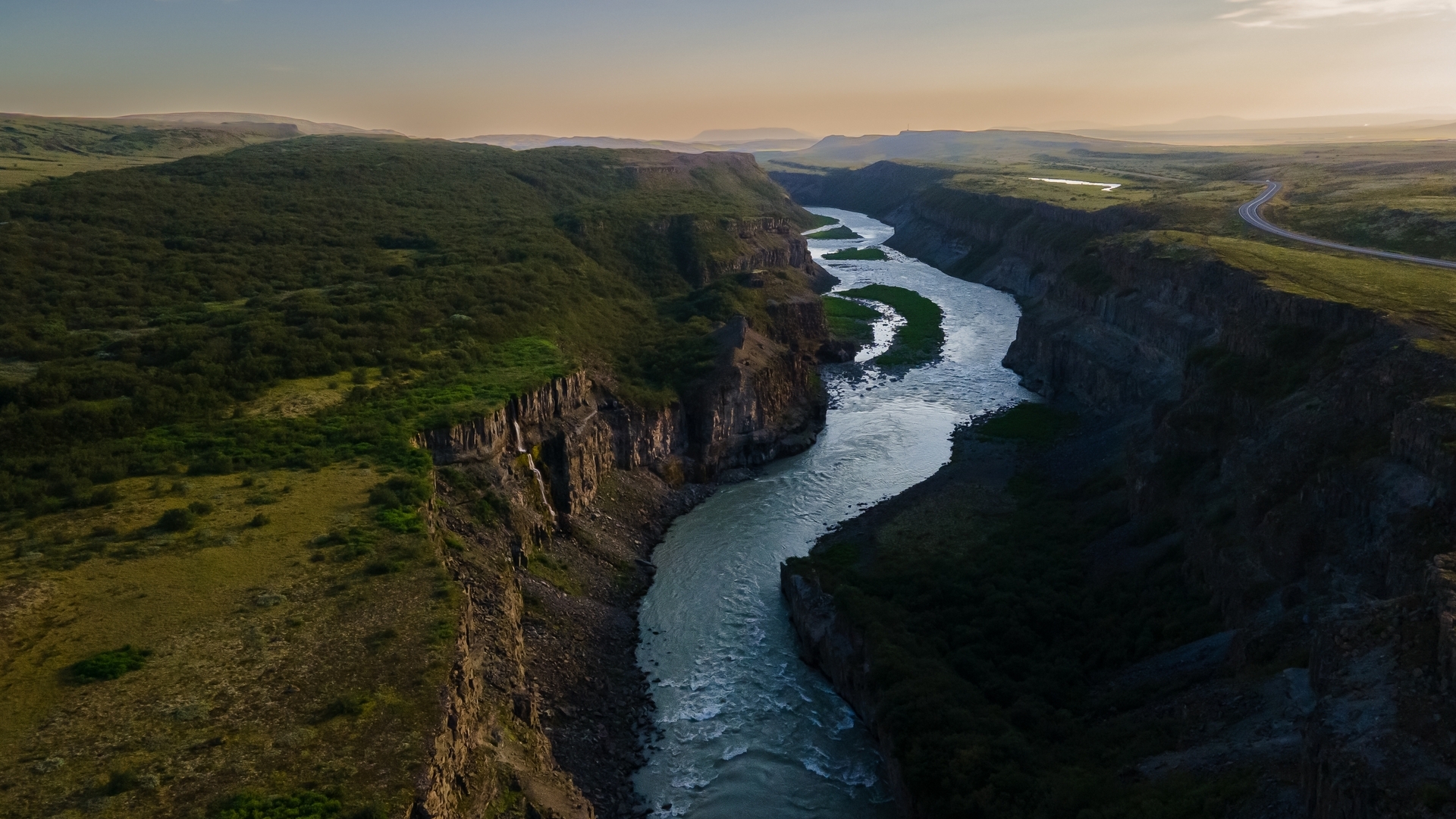 Cañón del río Hvítá en el Círculo Dorado de Islandia, con vistas aéreas del valle y acantilados verdes.